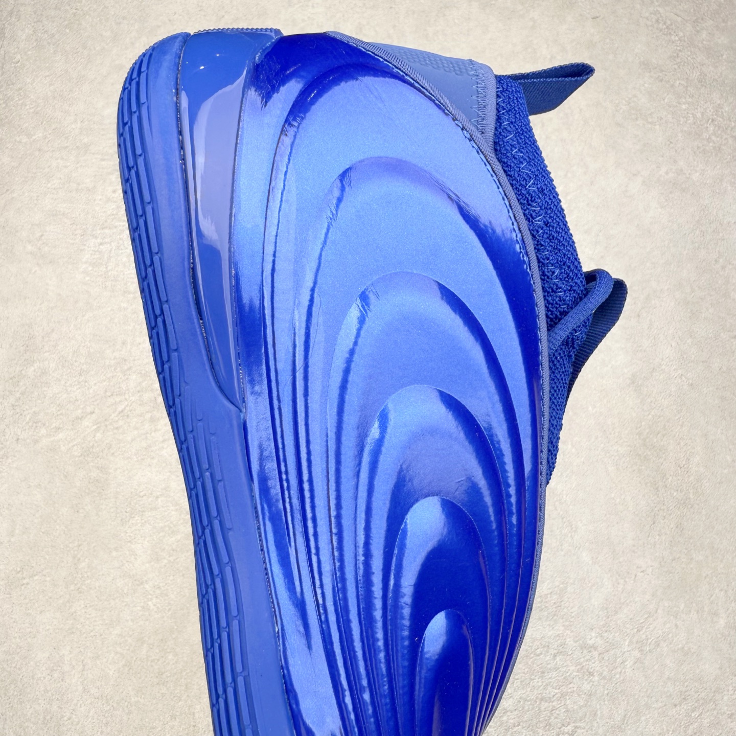 图片[6]-AD Harden Vol. 10 哈登十代签名篮球鞋 以来极具未来感与复古风格的简洁设计语言，贯彻了 James Harden 本人在球场内外秉持的「Under No One」的态度与个性。鞋形轮廓采用了流线型设计，且没有多余的线条或元素，营造出一种极具速度感的视觉印象；鞋侧的三条纹在这次则是以野兽抓痕般的形态呈现，进一步强化了鞋款的战斗氛围的同时，更带来强烈的科幻感与战斗氛围。鞋身两侧的三条纹，不仅传达蕴含战斗气息的视觉美感，亦巧妙融入透气板设计提升穿着体验，在激烈赛况中兼顾轻质舒适与时尚气息；在中底部分则采用全掌 Lightboost 科技结合 Y 型抗扭片，为赛场提供轻量化的脚感与卓越的缓震回弹支持；大底分区纹路与外底上翻设计进一步强化抓地力，无论是在变向、突破还是起跳时都能够提供稳固的支撑，满足复杂赛场需求。除了将实战性能与时尚元素融合，Harden Vol 9 亦帮助提升球员的赛场表现的同时，也在场外传递 James Harden 不断进化，不断提升自我的无畏风格。尺码：40 40.5 41 42 42.5 43 44 44.5 45 46-选品中心