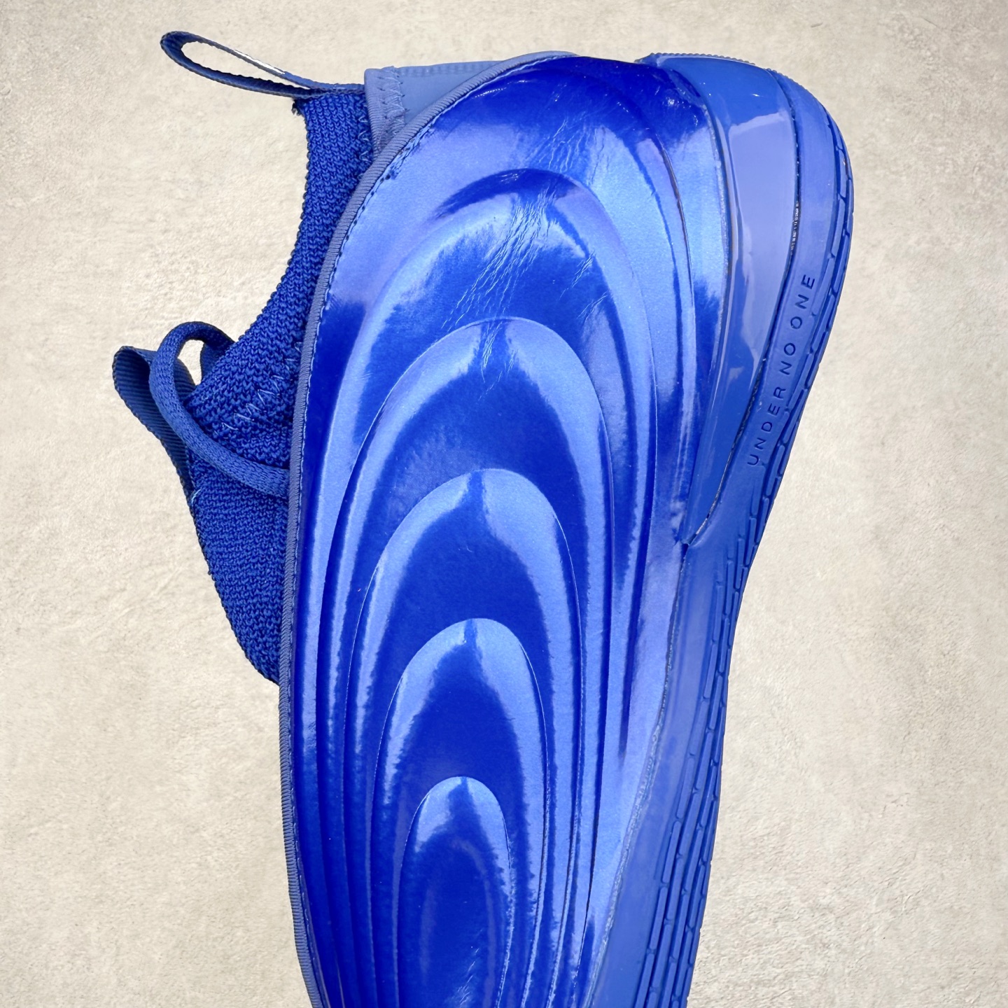 图片[7]-AD Harden Vol. 10 哈登十代签名篮球鞋 以来极具未来感与复古风格的简洁设计语言，贯彻了 James Harden 本人在球场内外秉持的「Under No One」的态度与个性。鞋形轮廓采用了流线型设计，且没有多余的线条或元素，营造出一种极具速度感的视觉印象；鞋侧的三条纹在这次则是以野兽抓痕般的形态呈现，进一步强化了鞋款的战斗氛围的同时，更带来强烈的科幻感与战斗氛围。鞋身两侧的三条纹，不仅传达蕴含战斗气息的视觉美感，亦巧妙融入透气板设计提升穿着体验，在激烈赛况中兼顾轻质舒适与时尚气息；在中底部分则采用全掌 Lightboost 科技结合 Y 型抗扭片，为赛场提供轻量化的脚感与卓越的缓震回弹支持；大底分区纹路与外底上翻设计进一步强化抓地力，无论是在变向、突破还是起跳时都能够提供稳固的支撑，满足复杂赛场需求。除了将实战性能与时尚元素融合，Harden Vol 9 亦帮助提升球员的赛场表现的同时，也在场外传递 James Harden 不断进化，不断提升自我的无畏风格。尺码：40 40.5 41 42 42.5 43 44 44.5 45 46-选品中心