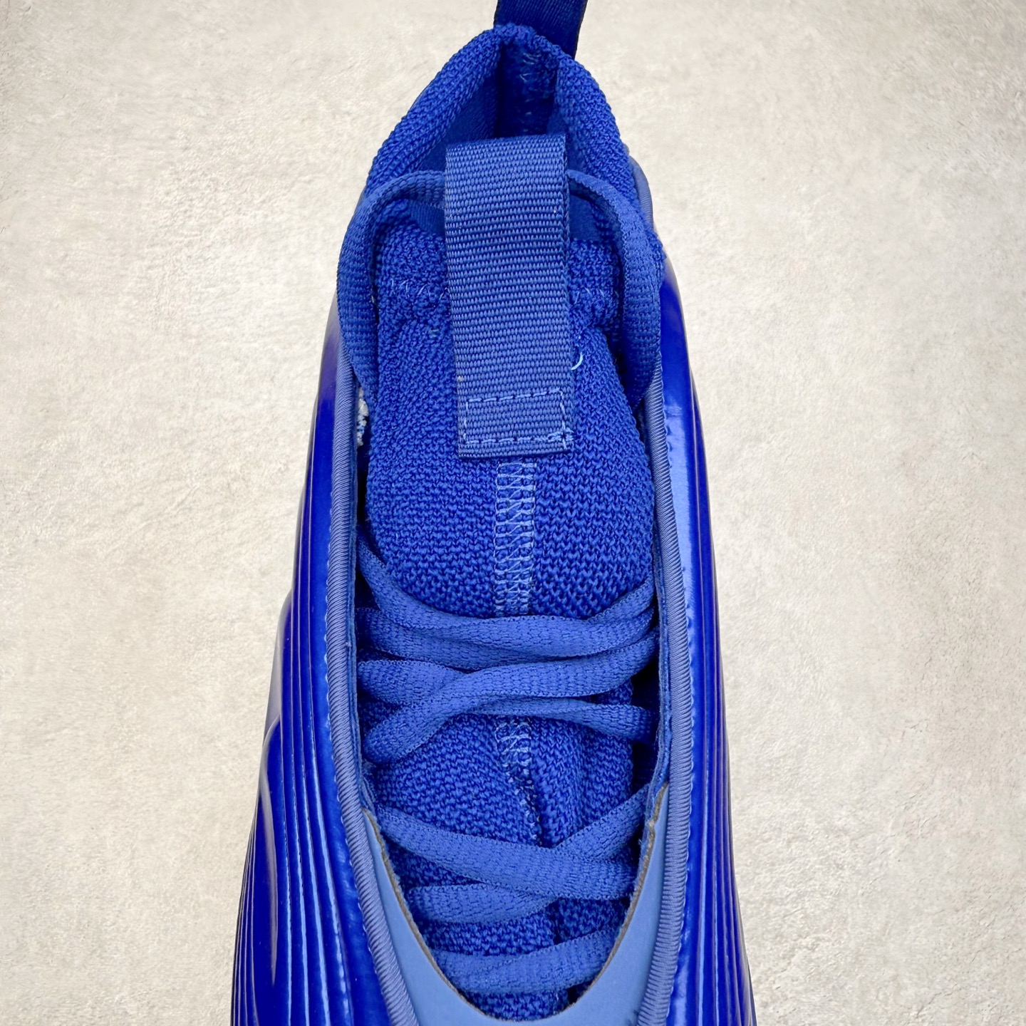 图片[5]-AD Harden Vol. 10 哈登十代签名篮球鞋 以来极具未来感与复古风格的简洁设计语言，贯彻了 James Harden 本人在球场内外秉持的「Under No One」的态度与个性。鞋形轮廓采用了流线型设计，且没有多余的线条或元素，营造出一种极具速度感的视觉印象；鞋侧的三条纹在这次则是以野兽抓痕般的形态呈现，进一步强化了鞋款的战斗氛围的同时，更带来强烈的科幻感与战斗氛围。鞋身两侧的三条纹，不仅传达蕴含战斗气息的视觉美感，亦巧妙融入透气板设计提升穿着体验，在激烈赛况中兼顾轻质舒适与时尚气息；在中底部分则采用全掌 Lightboost 科技结合 Y 型抗扭片，为赛场提供轻量化的脚感与卓越的缓震回弹支持；大底分区纹路与外底上翻设计进一步强化抓地力，无论是在变向、突破还是起跳时都能够提供稳固的支撑，满足复杂赛场需求。除了将实战性能与时尚元素融合，Harden Vol 9 亦帮助提升球员的赛场表现的同时，也在场外传递 James Harden 不断进化，不断提升自我的无畏风格。尺码：40 40.5 41 42 42.5 43 44 44.5 45 46-选品中心