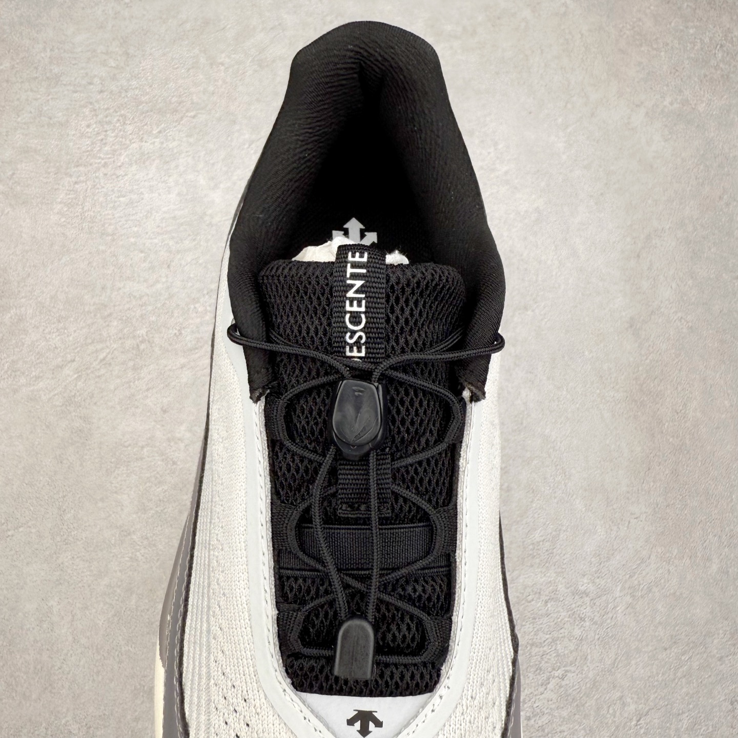 图片[5]-DESCENTE RUNNING 迪桑特系列舒适休闲运动减震透气低帮跑步鞋 DESCENTE（迪桑特）创立于1935年，品牌名取自法语词汇，意为“滑降”。品牌箭头标识代表滑雪的三种技术“高速直线滑行”、“穿越”和“侧滑”，也寓意品牌在打造高端专业运动产品中不断追求完美的创新精神，致力于成为中国高端专业滑雪、综训、女子、铁人三项、高尔夫的第一品牌。实拍调校N版已经零色差零失真 百分百还原实物色彩所见即所得 不存在货不对板色差等低级问题 选购参考实物拍摄 不混卖不参货 只用心做好货严格选品 承诺混一赔十 尺码：36 36.5 37.5 38 38.5 39 40 40.5 41 42 42.5 43 44 44.5 45-选品中心