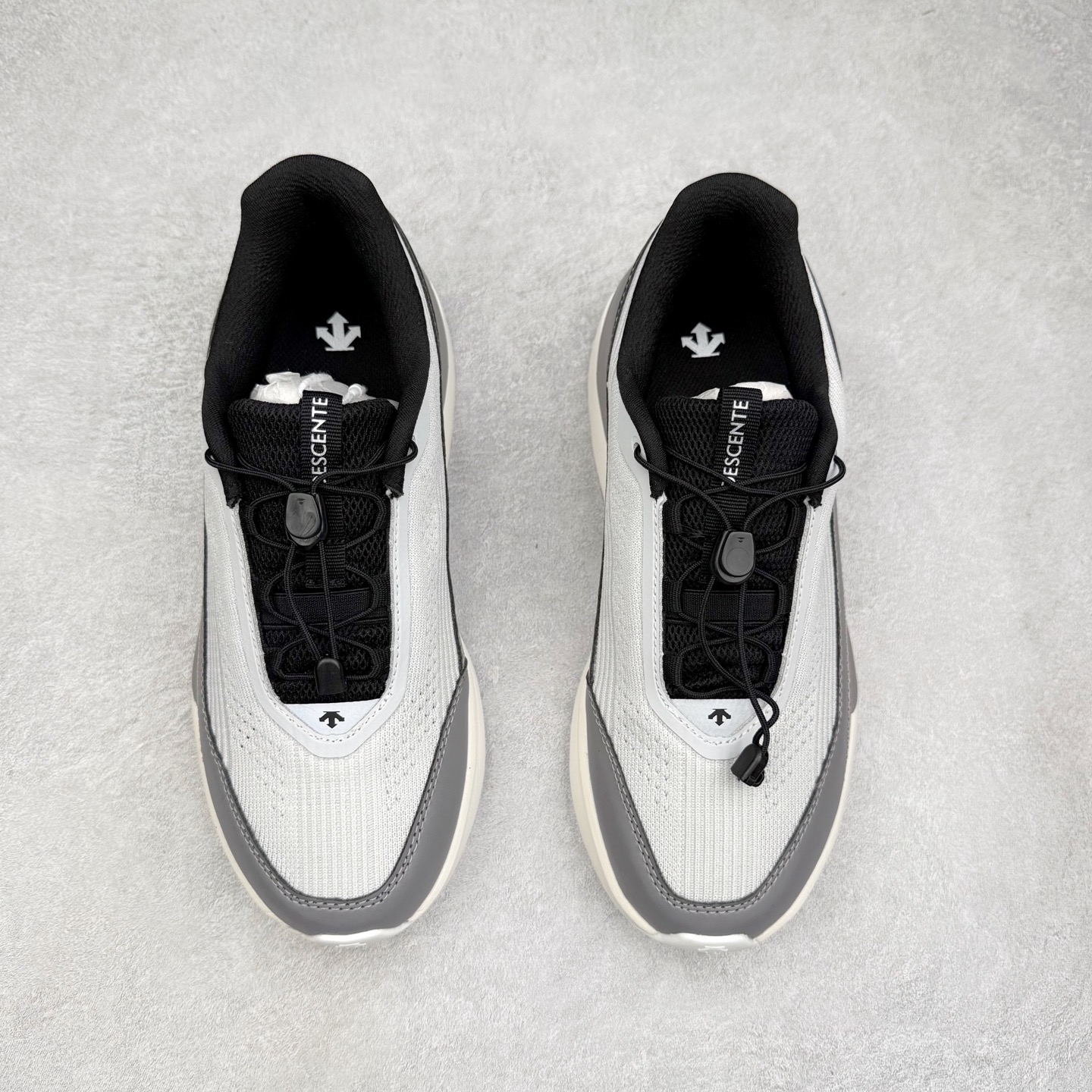 图片[2]-DESCENTE RUNNING 迪桑特系列舒适休闲运动减震透气低帮跑步鞋 DESCENTE（迪桑特）创立于1935年，品牌名取自法语词汇，意为“滑降”。品牌箭头标识代表滑雪的三种技术“高速直线滑行”、“穿越”和“侧滑”，也寓意品牌在打造高端专业运动产品中不断追求完美的创新精神，致力于成为中国高端专业滑雪、综训、女子、铁人三项、高尔夫的第一品牌。实拍调校N版已经零色差零失真 百分百还原实物色彩所见即所得 不存在货不对板色差等低级问题 选购参考实物拍摄 不混卖不参货 只用心做好货严格选品 承诺混一赔十 尺码：36 36.5 37.5 38 38.5 39 40 40.5 41 42 42.5 43 44 44.5 45-选品中心