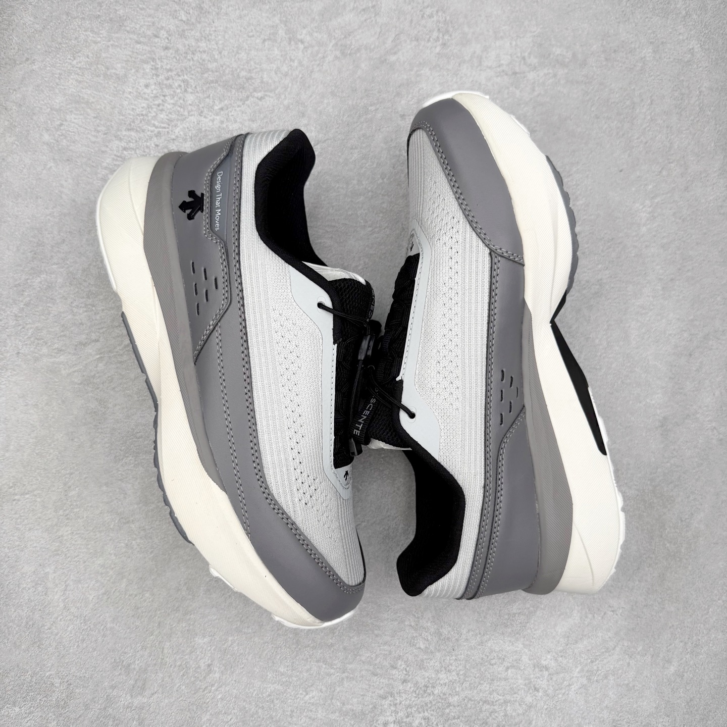 图片[3]-DESCENTE RUNNING 迪桑特系列舒适休闲运动减震透气低帮跑步鞋 DESCENTE（迪桑特）创立于1935年，品牌名取自法语词汇，意为“滑降”。品牌箭头标识代表滑雪的三种技术“高速直线滑行”、“穿越”和“侧滑”，也寓意品牌在打造高端专业运动产品中不断追求完美的创新精神，致力于成为中国高端专业滑雪、综训、女子、铁人三项、高尔夫的第一品牌。实拍调校N版已经零色差零失真 百分百还原实物色彩所见即所得 不存在货不对板色差等低级问题 选购参考实物拍摄 不混卖不参货 只用心做好货严格选品 承诺混一赔十 尺码：36 36.5 37.5 38 38.5 39 40 40.5 41 42 42.5 43 44 44.5 45-选品中心