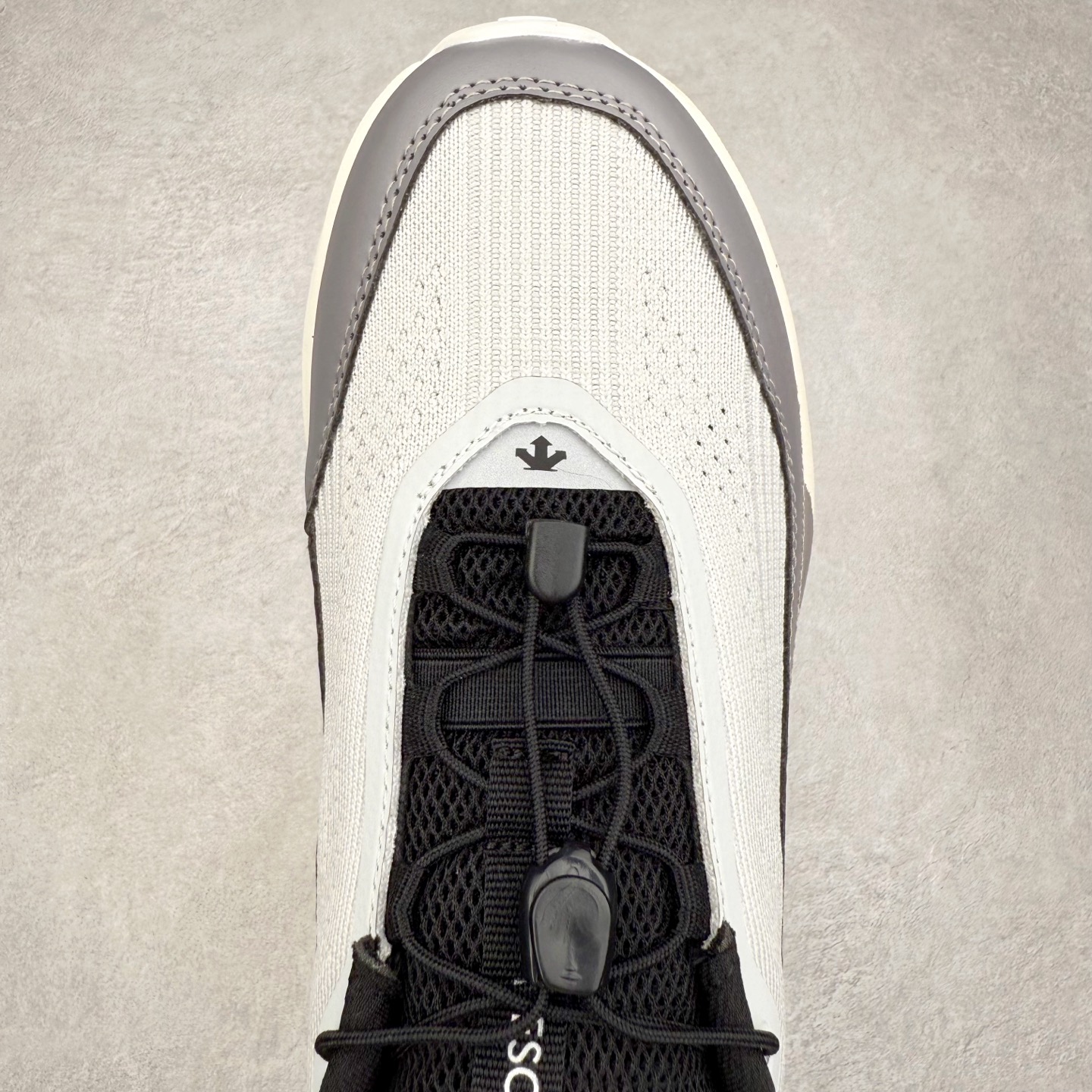 图片[4]-DESCENTE RUNNING 迪桑特系列舒适休闲运动减震透气低帮跑步鞋 DESCENTE（迪桑特）创立于1935年，品牌名取自法语词汇，意为“滑降”。品牌箭头标识代表滑雪的三种技术“高速直线滑行”、“穿越”和“侧滑”，也寓意品牌在打造高端专业运动产品中不断追求完美的创新精神，致力于成为中国高端专业滑雪、综训、女子、铁人三项、高尔夫的第一品牌。实拍调校N版已经零色差零失真 百分百还原实物色彩所见即所得 不存在货不对板色差等低级问题 选购参考实物拍摄 不混卖不参货 只用心做好货严格选品 承诺混一赔十 尺码：36 36.5 37.5 38 38.5 39 40 40.5 41 42 42.5 43 44 44.5 45-选品中心