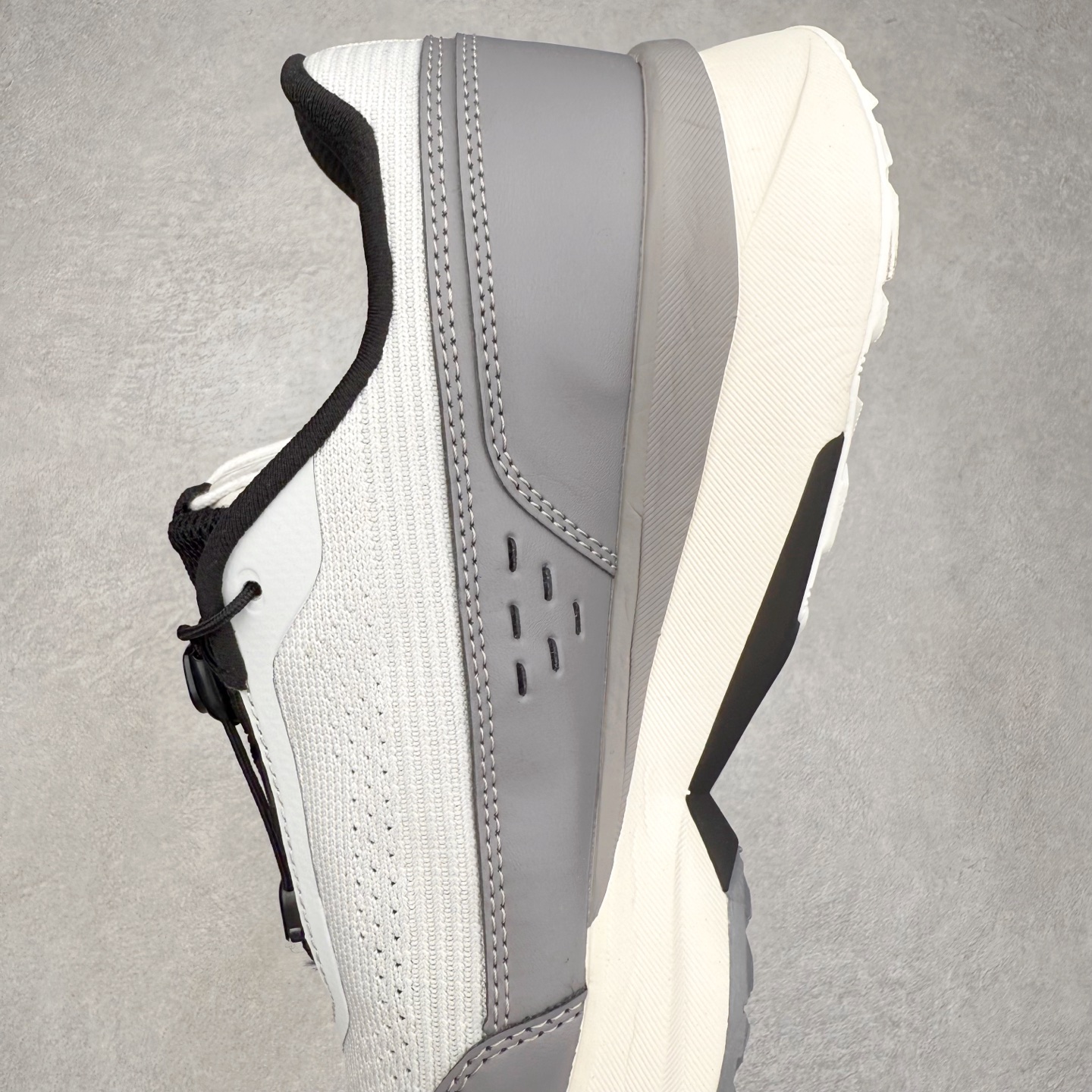 图片[7]-DESCENTE RUNNING 迪桑特系列舒适休闲运动减震透气低帮跑步鞋 DESCENTE（迪桑特）创立于1935年，品牌名取自法语词汇，意为“滑降”。品牌箭头标识代表滑雪的三种技术“高速直线滑行”、“穿越”和“侧滑”，也寓意品牌在打造高端专业运动产品中不断追求完美的创新精神，致力于成为中国高端专业滑雪、综训、女子、铁人三项、高尔夫的第一品牌。实拍调校N版已经零色差零失真 百分百还原实物色彩所见即所得 不存在货不对板色差等低级问题 选购参考实物拍摄 不混卖不参货 只用心做好货严格选品 承诺混一赔十 尺码：36 36.5 37.5 38 38.5 39 40 40.5 41 42 42.5 43 44 44.5 45-选品中心