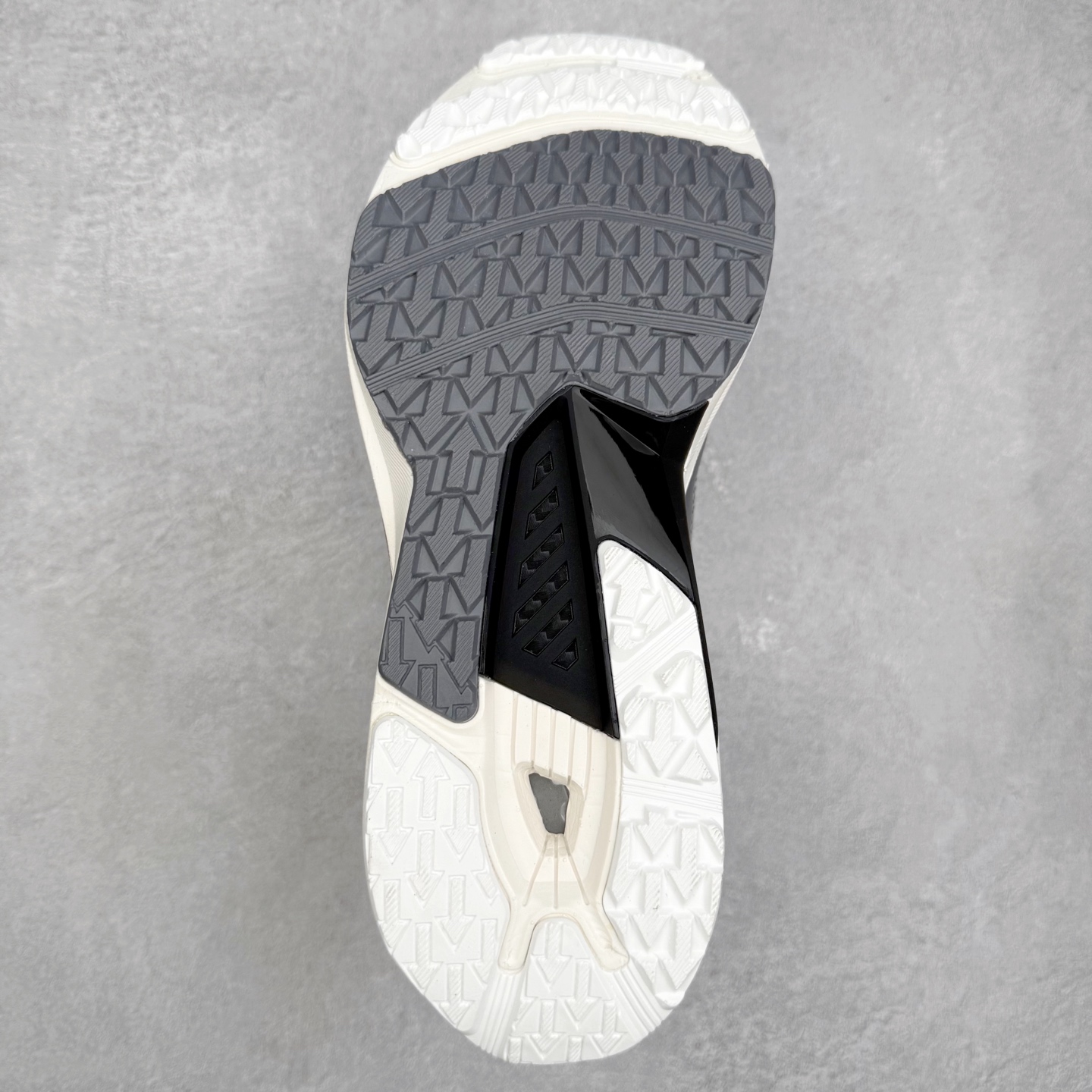 图片[9]-DESCENTE RUNNING 迪桑特系列舒适休闲运动减震透气低帮跑步鞋 DESCENTE（迪桑特）创立于1935年，品牌名取自法语词汇，意为“滑降”。品牌箭头标识代表滑雪的三种技术“高速直线滑行”、“穿越”和“侧滑”，也寓意品牌在打造高端专业运动产品中不断追求完美的创新精神，致力于成为中国高端专业滑雪、综训、女子、铁人三项、高尔夫的第一品牌。实拍调校N版已经零色差零失真 百分百还原实物色彩所见即所得 不存在货不对板色差等低级问题 选购参考实物拍摄 不混卖不参货 只用心做好货严格选品 承诺混一赔十 尺码：36 36.5 37.5 38 38.5 39 40 40.5 41 42 42.5 43 44 44.5 45-选品中心