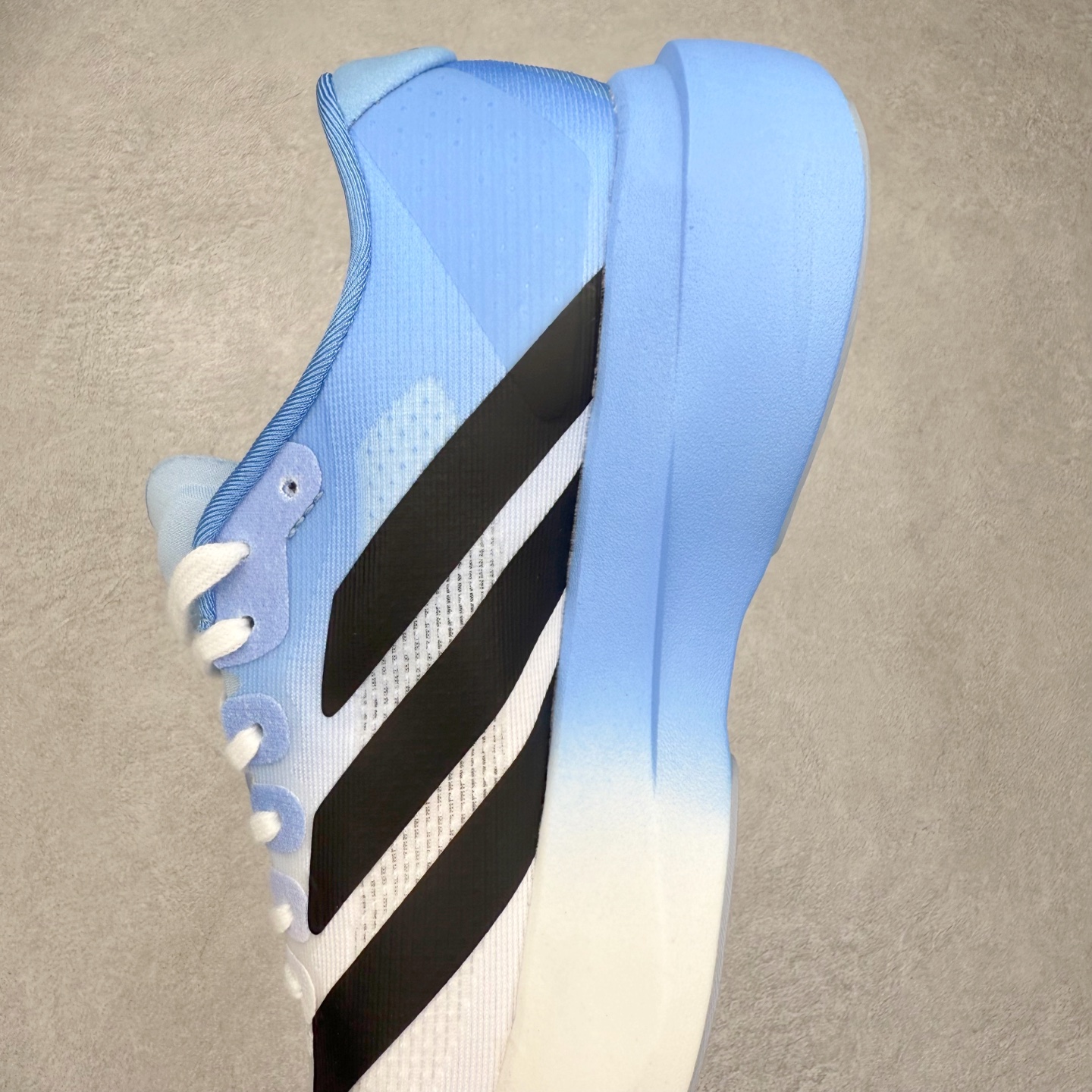 图片[7]-AD Adizero EVO SL 马拉松竞速专业跑鞋 CELERMESH针织网面非常轻薄 纤维间的缝隙很大 可以保证跑步时的透气、排汗效果 鞋舌直接与两侧的内衬和鞋底连接在一起 在跑步过程中不会被鞋舌的左右移动所困扰 在标准鞋带孔的基础上再拓宽一组鞋带孔 适合不同脚型的需求 突破性 EnergyRods 技术，有助于跑者实现更好的成绩 中底独特的LIGHTSTRIKE PRO泡棉材质 微弹感觉在跑步过程中给予了良好的支撑体验 对于顶级精英和高水平进阶跑者来说 ADIOS PRO是一双值得信赖的竞速比赛用鞋 尺码：36 36.5 37.5 38 38.5 39 40 40.5 41 42 42.5 43 44 44.5 45-选品中心