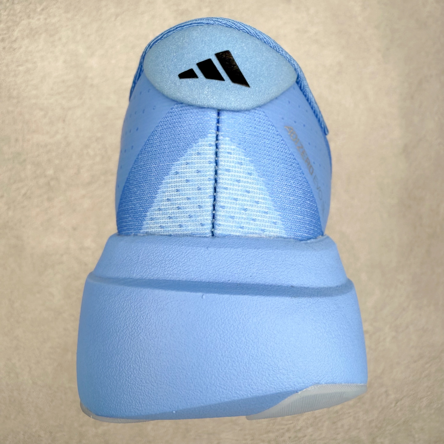 图片[8]-AD Adizero EVO SL 马拉松竞速专业跑鞋 CELERMESH针织网面非常轻薄 纤维间的缝隙很大 可以保证跑步时的透气、排汗效果 鞋舌直接与两侧的内衬和鞋底连接在一起 在跑步过程中不会被鞋舌的左右移动所困扰 在标准鞋带孔的基础上再拓宽一组鞋带孔 适合不同脚型的需求 突破性 EnergyRods 技术，有助于跑者实现更好的成绩 中底独特的LIGHTSTRIKE PRO泡棉材质 微弹感觉在跑步过程中给予了良好的支撑体验 对于顶级精英和高水平进阶跑者来说 ADIOS PRO是一双值得信赖的竞速比赛用鞋 尺码：36 36.5 37.5 38 38.5 39 40 40.5 41 42 42.5 43 44 44.5 45-选品中心