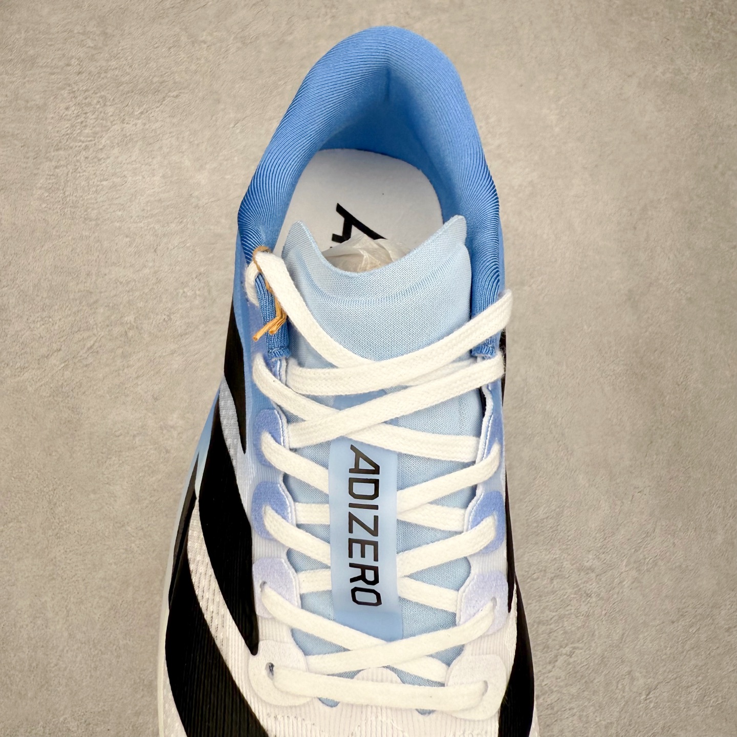 图片[5]-AD Adizero EVO SL 马拉松竞速专业跑鞋 CELERMESH针织网面非常轻薄 纤维间的缝隙很大 可以保证跑步时的透气、排汗效果 鞋舌直接与两侧的内衬和鞋底连接在一起 在跑步过程中不会被鞋舌的左右移动所困扰 在标准鞋带孔的基础上再拓宽一组鞋带孔 适合不同脚型的需求 突破性 EnergyRods 技术，有助于跑者实现更好的成绩 中底独特的LIGHTSTRIKE PRO泡棉材质 微弹感觉在跑步过程中给予了良好的支撑体验 对于顶级精英和高水平进阶跑者来说 ADIOS PRO是一双值得信赖的竞速比赛用鞋 尺码：36 36.5 37.5 38 38.5 39 40 40.5 41 42 42.5 43 44 44.5 45-选品中心