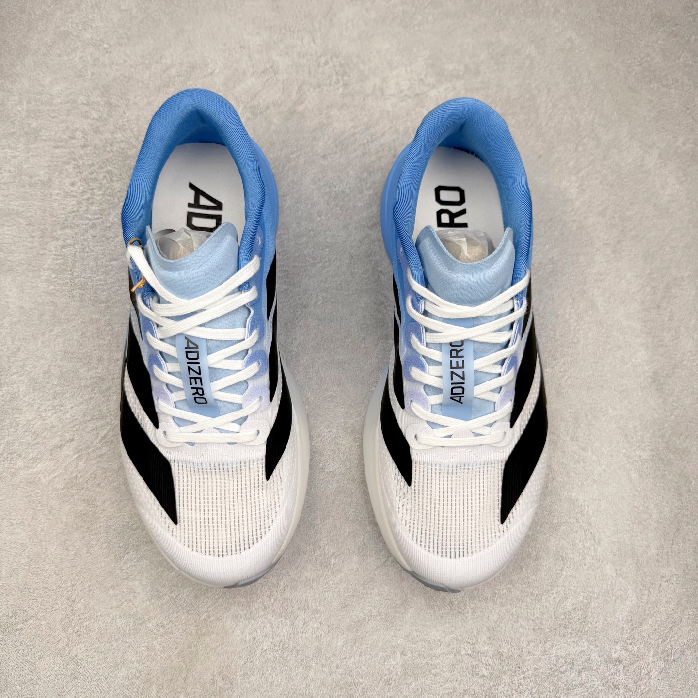 图片[2]-AD Adizero EVO SL 马拉松竞速专业跑鞋 CELERMESH针织网面非常轻薄 纤维间的缝隙很大 可以保证跑步时的透气、排汗效果 鞋舌直接与两侧的内衬和鞋底连接在一起 在跑步过程中不会被鞋舌的左右移动所困扰 在标准鞋带孔的基础上再拓宽一组鞋带孔 适合不同脚型的需求 突破性 EnergyRods 技术，有助于跑者实现更好的成绩 中底独特的LIGHTSTRIKE PRO泡棉材质 微弹感觉在跑步过程中给予了良好的支撑体验 对于顶级精英和高水平进阶跑者来说 ADIOS PRO是一双值得信赖的竞速比赛用鞋 尺码：36 36.5 37.5 38 38.5 39 40 40.5 41 42 42.5 43 44 44.5 45-选品中心