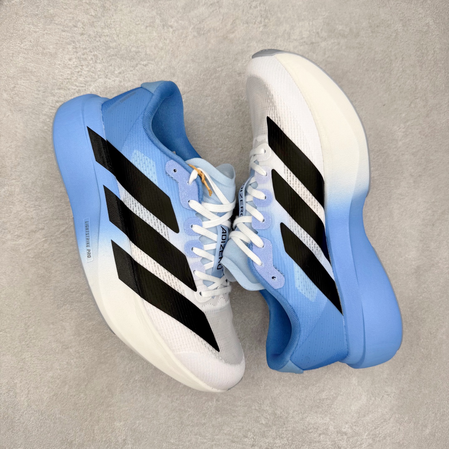 图片[3]-AD Adizero EVO SL 马拉松竞速专业跑鞋 CELERMESH针织网面非常轻薄 纤维间的缝隙很大 可以保证跑步时的透气、排汗效果 鞋舌直接与两侧的内衬和鞋底连接在一起 在跑步过程中不会被鞋舌的左右移动所困扰 在标准鞋带孔的基础上再拓宽一组鞋带孔 适合不同脚型的需求 突破性 EnergyRods 技术，有助于跑者实现更好的成绩 中底独特的LIGHTSTRIKE PRO泡棉材质 微弹感觉在跑步过程中给予了良好的支撑体验 对于顶级精英和高水平进阶跑者来说 ADIOS PRO是一双值得信赖的竞速比赛用鞋 尺码：36 36.5 37.5 38 38.5 39 40 40.5 41 42 42.5 43 44 44.5 45-选品中心