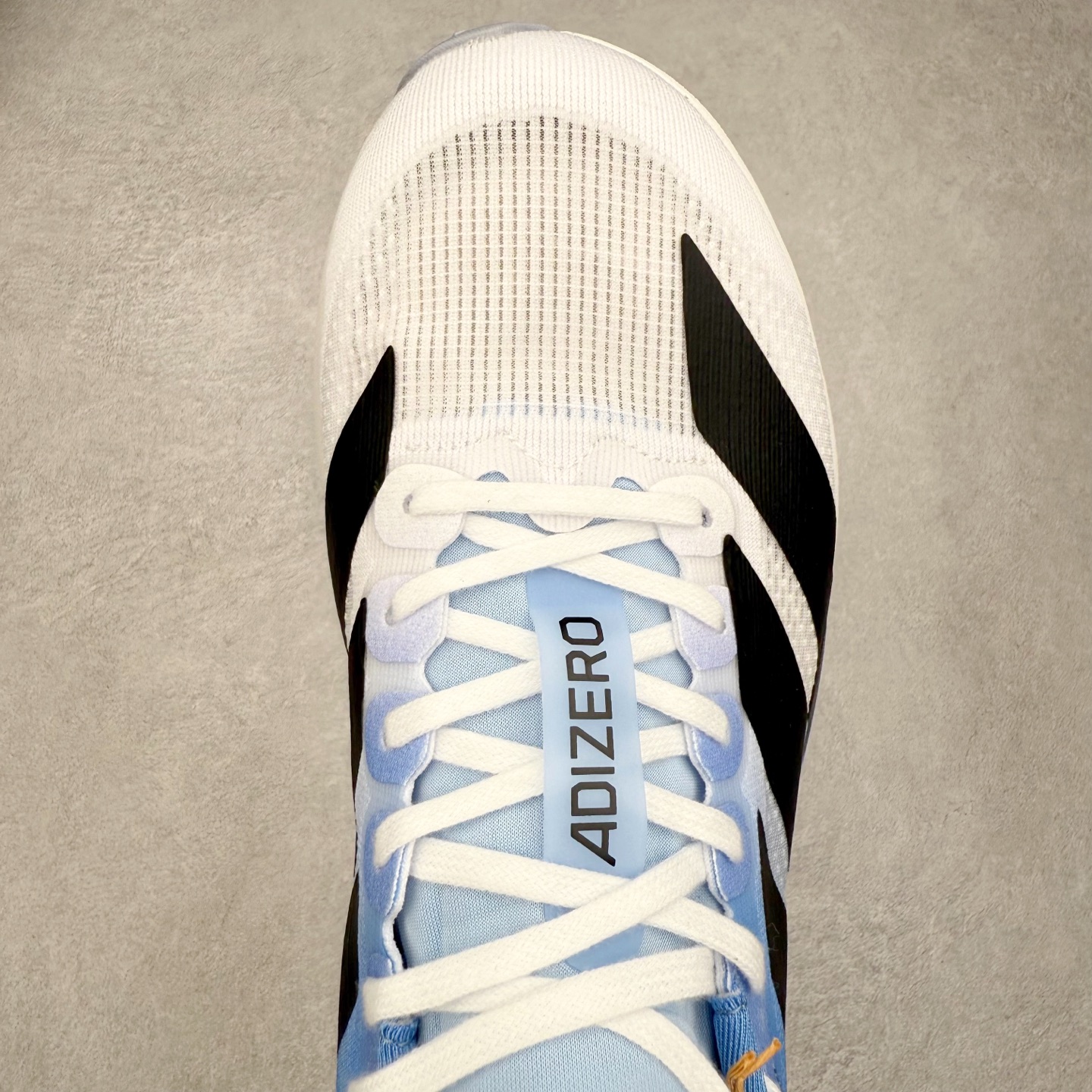 图片[4]-AD Adizero EVO SL 马拉松竞速专业跑鞋 CELERMESH针织网面非常轻薄 纤维间的缝隙很大 可以保证跑步时的透气、排汗效果 鞋舌直接与两侧的内衬和鞋底连接在一起 在跑步过程中不会被鞋舌的左右移动所困扰 在标准鞋带孔的基础上再拓宽一组鞋带孔 适合不同脚型的需求 突破性 EnergyRods 技术，有助于跑者实现更好的成绩 中底独特的LIGHTSTRIKE PRO泡棉材质 微弹感觉在跑步过程中给予了良好的支撑体验 对于顶级精英和高水平进阶跑者来说 ADIOS PRO是一双值得信赖的竞速比赛用鞋 尺码：36 36.5 37.5 38 38.5 39 40 40.5 41 42 42.5 43 44 44.5 45-选品中心