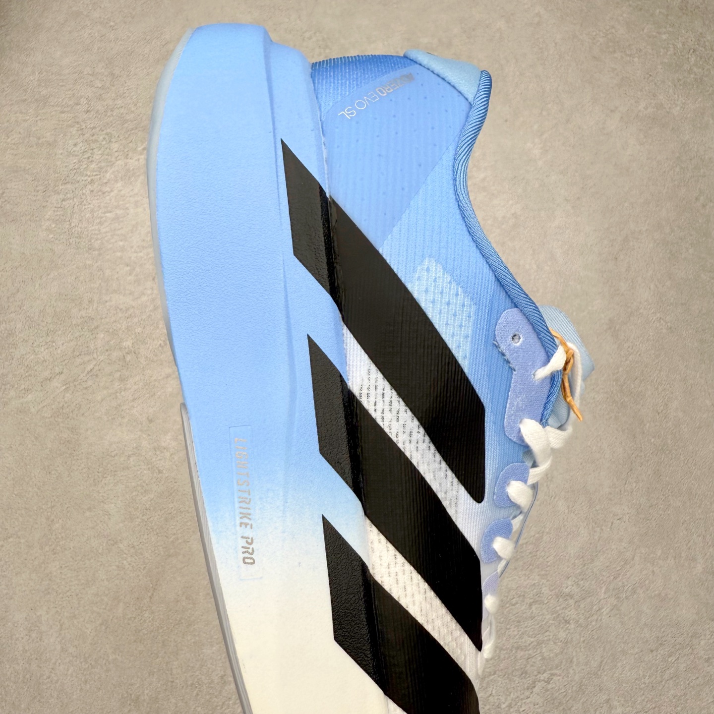 图片[6]-AD Adizero EVO SL 马拉松竞速专业跑鞋 CELERMESH针织网面非常轻薄 纤维间的缝隙很大 可以保证跑步时的透气、排汗效果 鞋舌直接与两侧的内衬和鞋底连接在一起 在跑步过程中不会被鞋舌的左右移动所困扰 在标准鞋带孔的基础上再拓宽一组鞋带孔 适合不同脚型的需求 突破性 EnergyRods 技术，有助于跑者实现更好的成绩 中底独特的LIGHTSTRIKE PRO泡棉材质 微弹感觉在跑步过程中给予了良好的支撑体验 对于顶级精英和高水平进阶跑者来说 ADIOS PRO是一双值得信赖的竞速比赛用鞋 尺码：36 36.5 37.5 38 38.5 39 40 40.5 41 42 42.5 43 44 44.5 45-选品中心