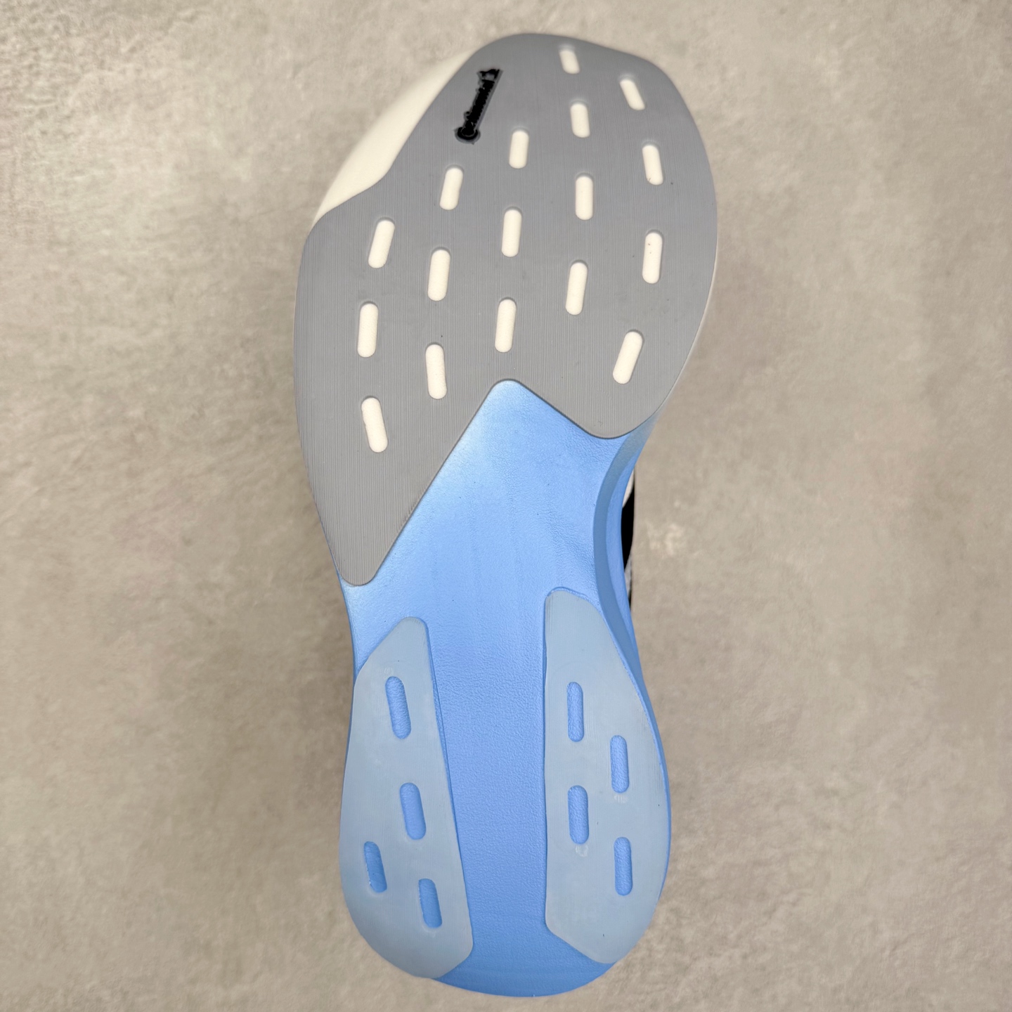 图片[9]-AD Adizero EVO SL 马拉松竞速专业跑鞋 CELERMESH针织网面非常轻薄 纤维间的缝隙很大 可以保证跑步时的透气、排汗效果 鞋舌直接与两侧的内衬和鞋底连接在一起 在跑步过程中不会被鞋舌的左右移动所困扰 在标准鞋带孔的基础上再拓宽一组鞋带孔 适合不同脚型的需求 突破性 EnergyRods 技术，有助于跑者实现更好的成绩 中底独特的LIGHTSTRIKE PRO泡棉材质 微弹感觉在跑步过程中给予了良好的支撑体验 对于顶级精英和高水平进阶跑者来说 ADIOS PRO是一双值得信赖的竞速比赛用鞋 尺码：36 36.5 37.5 38 38.5 39 40 40.5 41 42 42.5 43 44 44.5 45-选品中心