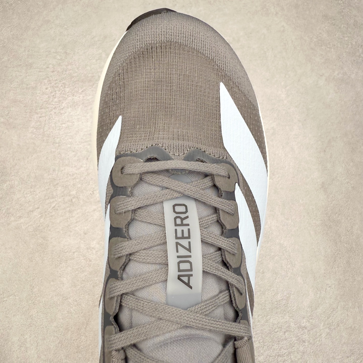 图片[4]-AD Adizero EVO SL 马拉松竞速专业跑鞋 CELERMESH针织网面非常轻薄 纤维间的缝隙很大 可以保证跑步时的透气、排汗效果 鞋舌直接与两侧的内衬和鞋底连接在一起 在跑步过程中不会被鞋舌的左右移动所困扰 在标准鞋带孔的基础上再拓宽一组鞋带孔 适合不同脚型的需求 突破性 EnergyRods 技术，有助于跑者实现更好的成绩 中底独特的LIGHTSTRIKE PRO泡棉材质 微弹感觉在跑步过程中给予了良好的支撑体验 对于顶级精英和高水平进阶跑者来说 ADIOS PRO是一双值得信赖的竞速比赛用鞋 尺码：36 36.5 37.5 38 38.5 39 40 40.5 41 42 42.5 43 44 44.5 45-选品中心