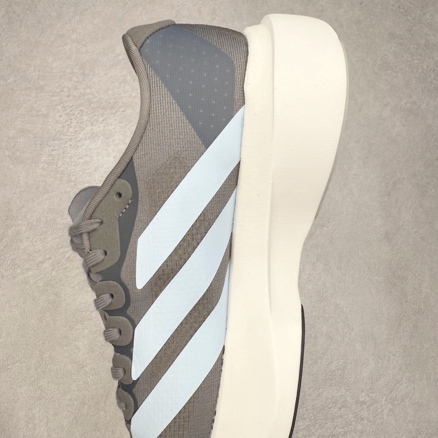 图片[7]-AD Adizero EVO SL 马拉松竞速专业跑鞋 CELERMESH针织网面非常轻薄 纤维间的缝隙很大 可以保证跑步时的透气、排汗效果 鞋舌直接与两侧的内衬和鞋底连接在一起 在跑步过程中不会被鞋舌的左右移动所困扰 在标准鞋带孔的基础上再拓宽一组鞋带孔 适合不同脚型的需求 突破性 EnergyRods 技术，有助于跑者实现更好的成绩 中底独特的LIGHTSTRIKE PRO泡棉材质 微弹感觉在跑步过程中给予了良好的支撑体验 对于顶级精英和高水平进阶跑者来说 ADIOS PRO是一双值得信赖的竞速比赛用鞋 尺码：36 36.5 37.5 38 38.5 39 40 40.5 41 42 42.5 43 44 44.5 45-选品中心