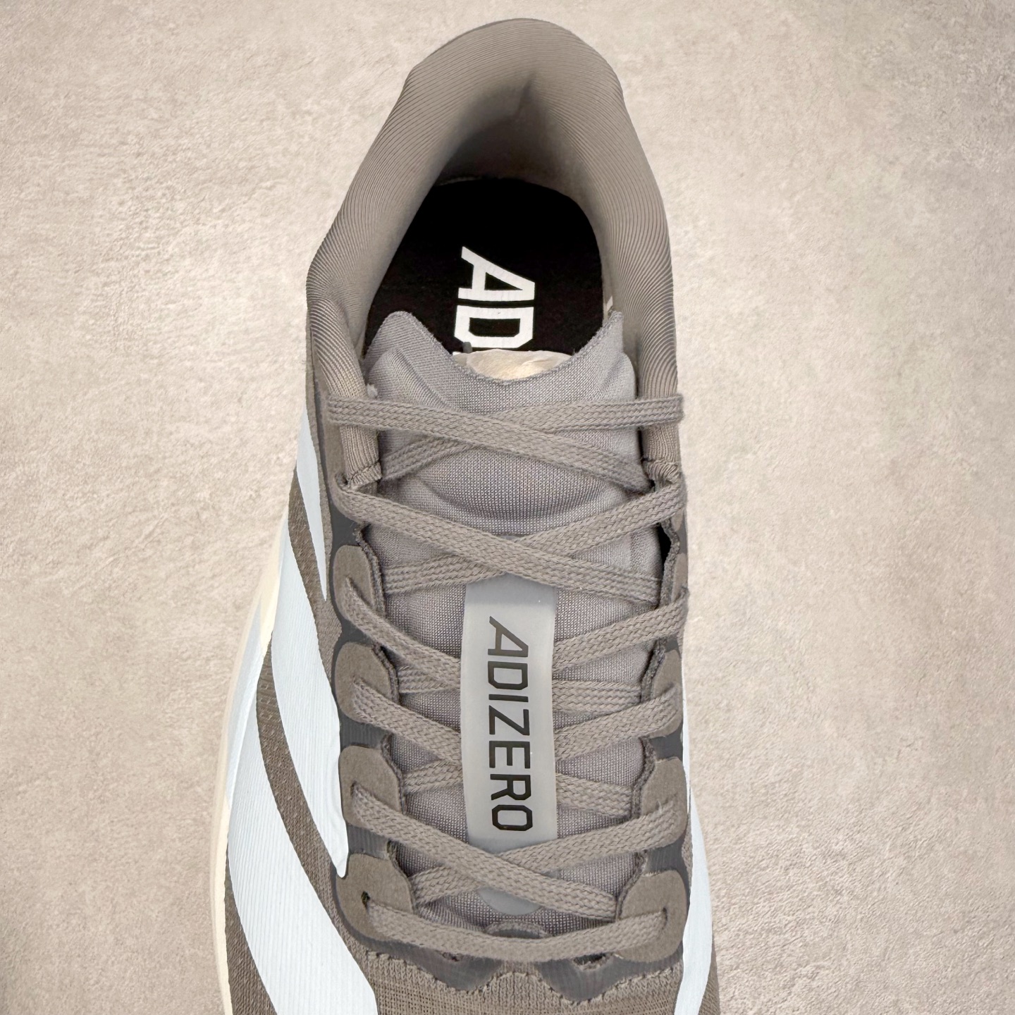 图片[5]-AD Adizero EVO SL 马拉松竞速专业跑鞋 CELERMESH针织网面非常轻薄 纤维间的缝隙很大 可以保证跑步时的透气、排汗效果 鞋舌直接与两侧的内衬和鞋底连接在一起 在跑步过程中不会被鞋舌的左右移动所困扰 在标准鞋带孔的基础上再拓宽一组鞋带孔 适合不同脚型的需求 突破性 EnergyRods 技术，有助于跑者实现更好的成绩 中底独特的LIGHTSTRIKE PRO泡棉材质 微弹感觉在跑步过程中给予了良好的支撑体验 对于顶级精英和高水平进阶跑者来说 ADIOS PRO是一双值得信赖的竞速比赛用鞋 尺码：36 36.5 37.5 38 38.5 39 40 40.5 41 42 42.5 43 44 44.5 45-选品中心