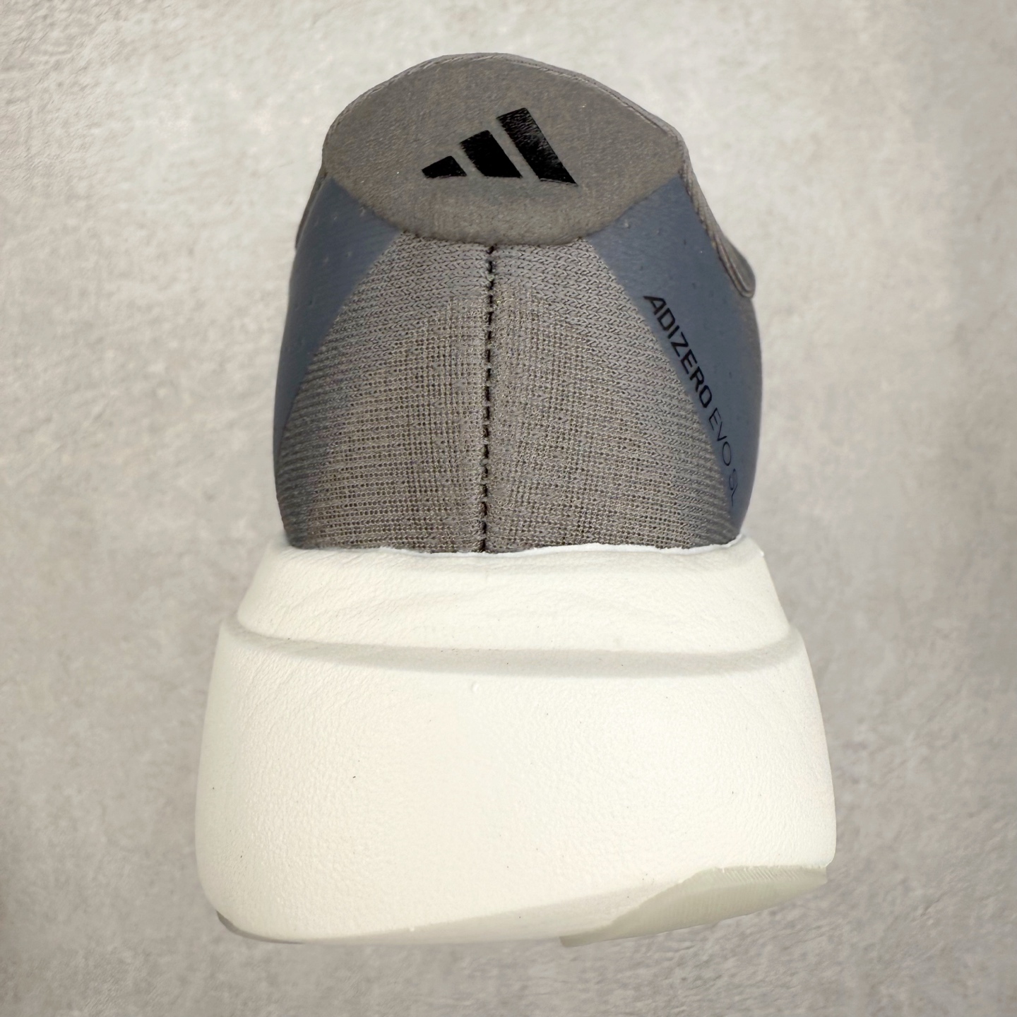 图片[8]-AD Adizero EVO SL 马拉松竞速专业跑鞋 CELERMESH针织网面非常轻薄 纤维间的缝隙很大 可以保证跑步时的透气、排汗效果 鞋舌直接与两侧的内衬和鞋底连接在一起 在跑步过程中不会被鞋舌的左右移动所困扰 在标准鞋带孔的基础上再拓宽一组鞋带孔 适合不同脚型的需求 突破性 EnergyRods 技术，有助于跑者实现更好的成绩 中底独特的LIGHTSTRIKE PRO泡棉材质 微弹感觉在跑步过程中给予了良好的支撑体验 对于顶级精英和高水平进阶跑者来说 ADIOS PRO是一双值得信赖的竞速比赛用鞋 尺码：36 36.5 37.5 38 38.5 39 40 40.5 41 42 42.5 43 44 44.5 45-选品中心