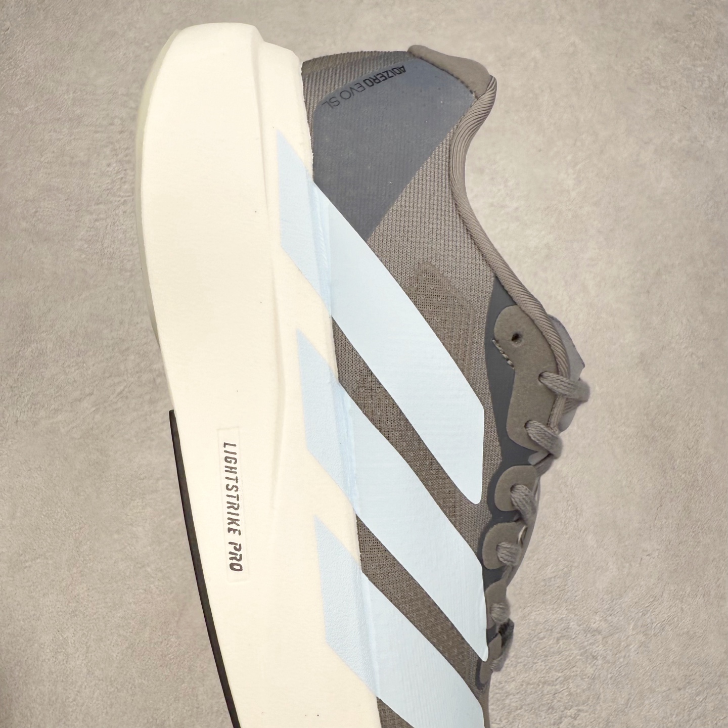 图片[6]-AD Adizero EVO SL 马拉松竞速专业跑鞋 CELERMESH针织网面非常轻薄 纤维间的缝隙很大 可以保证跑步时的透气、排汗效果 鞋舌直接与两侧的内衬和鞋底连接在一起 在跑步过程中不会被鞋舌的左右移动所困扰 在标准鞋带孔的基础上再拓宽一组鞋带孔 适合不同脚型的需求 突破性 EnergyRods 技术，有助于跑者实现更好的成绩 中底独特的LIGHTSTRIKE PRO泡棉材质 微弹感觉在跑步过程中给予了良好的支撑体验 对于顶级精英和高水平进阶跑者来说 ADIOS PRO是一双值得信赖的竞速比赛用鞋 尺码：36 36.5 37.5 38 38.5 39 40 40.5 41 42 42.5 43 44 44.5 45-选品中心