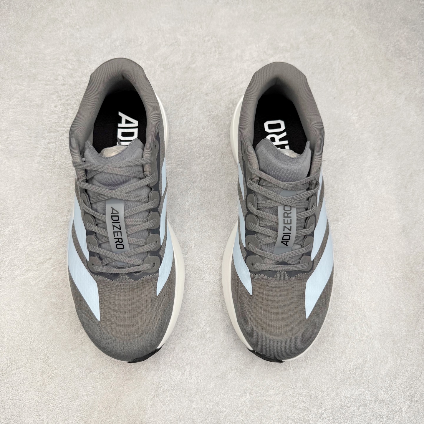 图片[2]-AD Adizero EVO SL 马拉松竞速专业跑鞋 CELERMESH针织网面非常轻薄 纤维间的缝隙很大 可以保证跑步时的透气、排汗效果 鞋舌直接与两侧的内衬和鞋底连接在一起 在跑步过程中不会被鞋舌的左右移动所困扰 在标准鞋带孔的基础上再拓宽一组鞋带孔 适合不同脚型的需求 突破性 EnergyRods 技术，有助于跑者实现更好的成绩 中底独特的LIGHTSTRIKE PRO泡棉材质 微弹感觉在跑步过程中给予了良好的支撑体验 对于顶级精英和高水平进阶跑者来说 ADIOS PRO是一双值得信赖的竞速比赛用鞋 尺码：36 36.5 37.5 38 38.5 39 40 40.5 41 42 42.5 43 44 44.5 45-选品中心