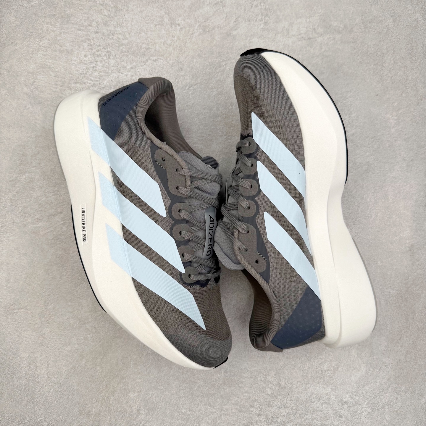 图片[3]-AD Adizero EVO SL 马拉松竞速专业跑鞋 CELERMESH针织网面非常轻薄 纤维间的缝隙很大 可以保证跑步时的透气、排汗效果 鞋舌直接与两侧的内衬和鞋底连接在一起 在跑步过程中不会被鞋舌的左右移动所困扰 在标准鞋带孔的基础上再拓宽一组鞋带孔 适合不同脚型的需求 突破性 EnergyRods 技术，有助于跑者实现更好的成绩 中底独特的LIGHTSTRIKE PRO泡棉材质 微弹感觉在跑步过程中给予了良好的支撑体验 对于顶级精英和高水平进阶跑者来说 ADIOS PRO是一双值得信赖的竞速比赛用鞋 尺码：36 36.5 37.5 38 38.5 39 40 40.5 41 42 42.5 43 44 44.5 45-选品中心