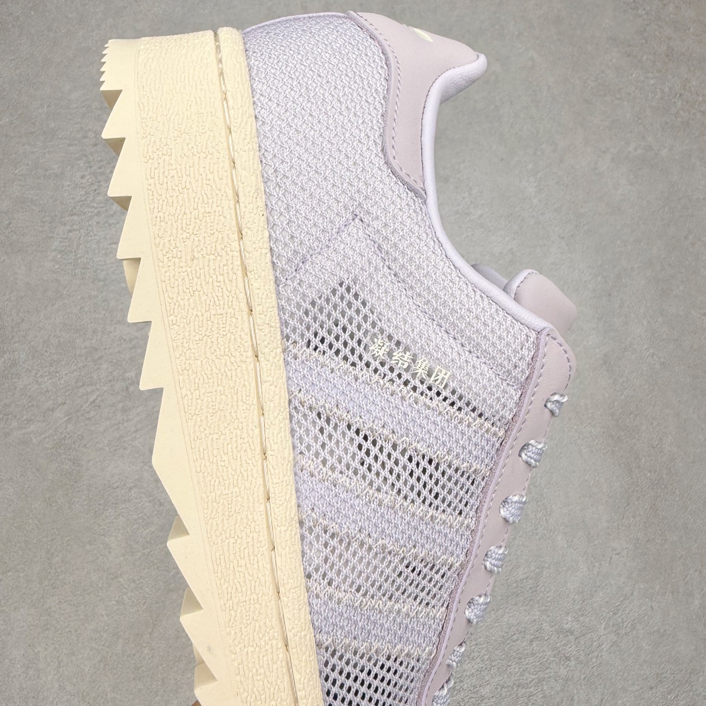 图片[6]-NBHD/NEIGHBORHOOD x CLOT x Adidas Originals Superstar PNS 贝壳头联名 锯齿底系列低帮百搭休闲运动板鞋 JS0891 AD Originals与陈冠希正式宣布成为全球合作伙伴，共同打造 Originals by Edison Chen系列。这一重要联合将开启重新定义创新精神和塑造文化传承的新时代。全球生活方式品牌CLOT迎来了成立20周年，陈冠希作为创始人兼创意总监，年轻时从温哥华移居香港，这段经历让他感受到了东西方文化的碰撞，拥有丰富的视角使他对东西方多元化有了更加深入的认识，并为创立CLOT打下了坚实的基础。对于此次合作，陈冠希凭借着他的思维视野和创意能力，结合adidas丰富的档案和历史，推出了一系列独家合作款式。CLOT 2024年春夏系列时装秀以“承前启后”为主题展开，寓意着品牌致力于培养新秀，延续以国际视野呈现中华文化，并将其创作带到全球的承诺。为进一步加强创意理念，CLOT创始人兼创意总监陈冠希特别邀请了著名时装设计师Humberto Leon，共同设计了本季度系列。该系列围绕三种截然不同的风格进行探索，包括正式、富有生活感和街头风格的服饰，呈现出既可以分别探索又能将三者融合的系列。其中还包括了adidas与陈冠希携手NEIGHBORHOOD共同推出的NEIGHBORHOOD CLOT SUPERSTAR BY EDISON CHEN三方联名鞋款，经过重新设计的标志性SUPERSTAR运动鞋以齿状鞋底和仿旧处理的半贝壳头结合形成独特的轮廓，鞋面网布下有反光装饰的三条纹细节，后跟部分同样点缀着带有反光装饰效果的“凝结集团”标志。adidas Originals by Edison Chen系列旨在体现品牌与陈冠希对创新精神的共同愿景。尺码：36 36⅔ 37⅓ 38 38⅔ 39⅓ 40 40⅔ 41⅓ 42 42⅔ 43⅓ 44 44⅔ 45-选品中心