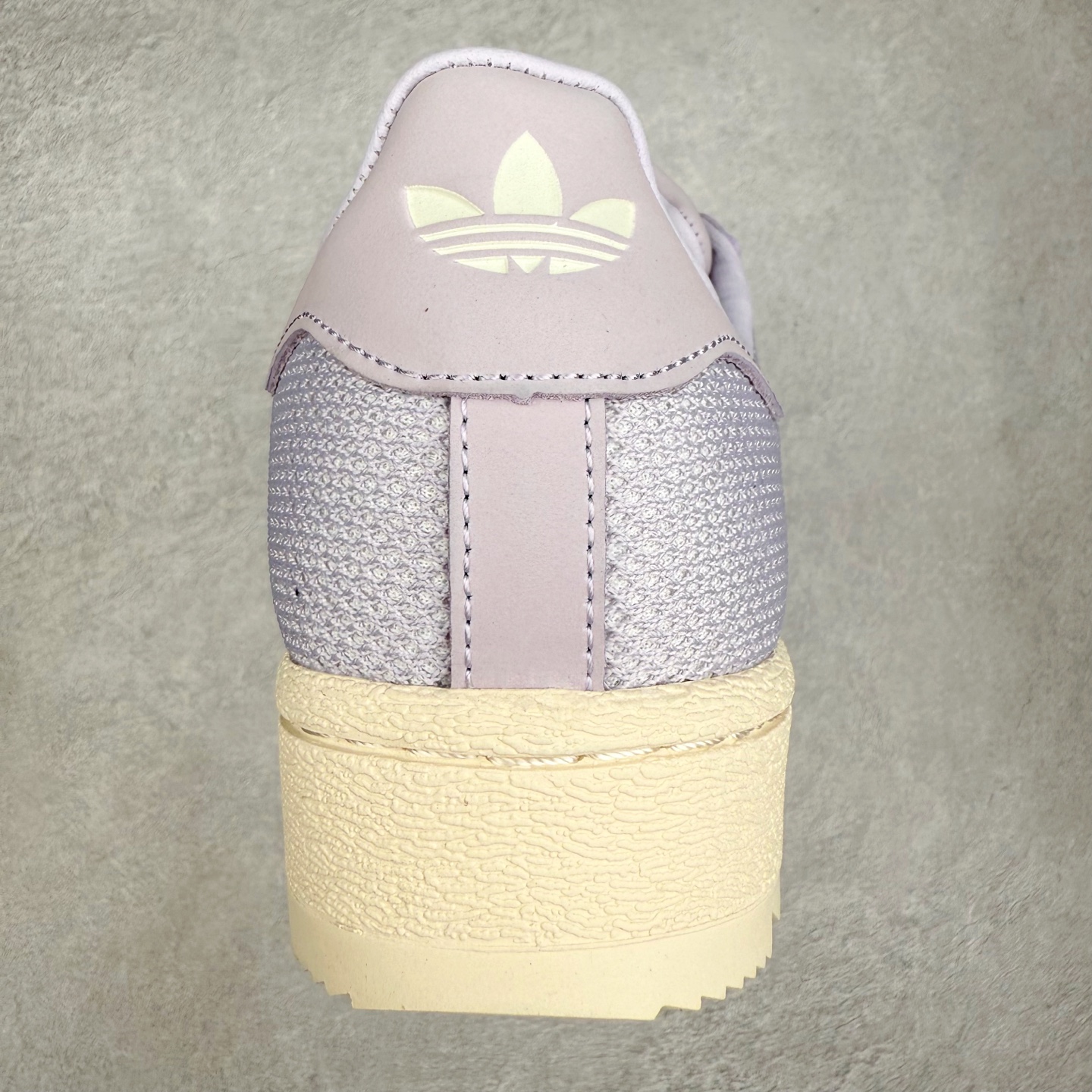 图片[8]-NBHD/NEIGHBORHOOD x CLOT x Adidas Originals Superstar PNS 贝壳头联名 锯齿底系列低帮百搭休闲运动板鞋 JS0891 AD Originals与陈冠希正式宣布成为全球合作伙伴，共同打造 Originals by Edison Chen系列。这一重要联合将开启重新定义创新精神和塑造文化传承的新时代。全球生活方式品牌CLOT迎来了成立20周年，陈冠希作为创始人兼创意总监，年轻时从温哥华移居香港，这段经历让他感受到了东西方文化的碰撞，拥有丰富的视角使他对东西方多元化有了更加深入的认识，并为创立CLOT打下了坚实的基础。对于此次合作，陈冠希凭借着他的思维视野和创意能力，结合adidas丰富的档案和历史，推出了一系列独家合作款式。CLOT 2024年春夏系列时装秀以“承前启后”为主题展开，寓意着品牌致力于培养新秀，延续以国际视野呈现中华文化，并将其创作带到全球的承诺。为进一步加强创意理念，CLOT创始人兼创意总监陈冠希特别邀请了著名时装设计师Humberto Leon，共同设计了本季度系列。该系列围绕三种截然不同的风格进行探索，包括正式、富有生活感和街头风格的服饰，呈现出既可以分别探索又能将三者融合的系列。其中还包括了adidas与陈冠希携手NEIGHBORHOOD共同推出的NEIGHBORHOOD CLOT SUPERSTAR BY EDISON CHEN三方联名鞋款，经过重新设计的标志性SUPERSTAR运动鞋以齿状鞋底和仿旧处理的半贝壳头结合形成独特的轮廓，鞋面网布下有反光装饰的三条纹细节，后跟部分同样点缀着带有反光装饰效果的“凝结集团”标志。adidas Originals by Edison Chen系列旨在体现品牌与陈冠希对创新精神的共同愿景。尺码：36 36⅔ 37⅓ 38 38⅔ 39⅓ 40 40⅔ 41⅓ 42 42⅔ 43⅓ 44 44⅔ 45-选品中心