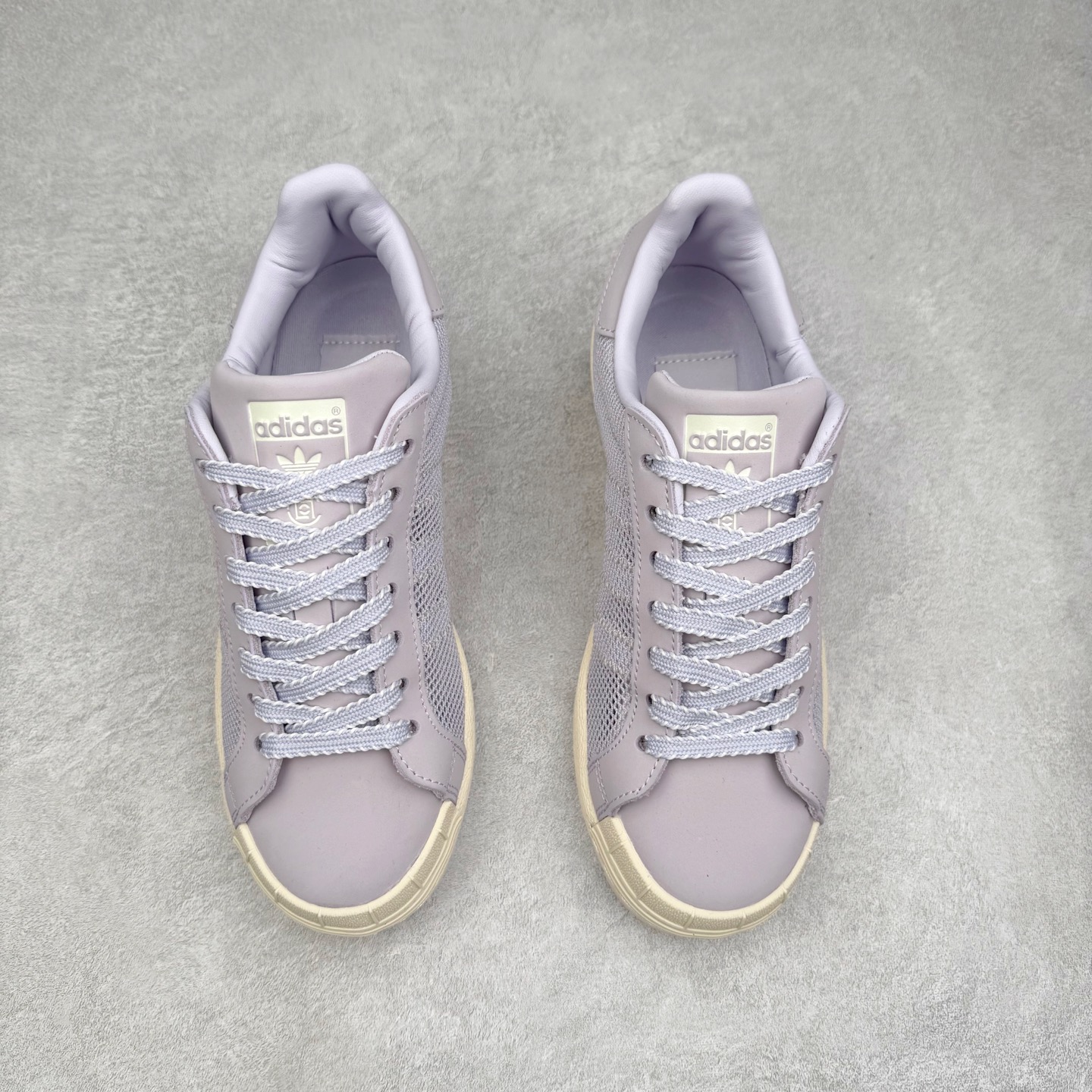 图片[2]-NBHD/NEIGHBORHOOD x CLOT x Adidas Originals Superstar PNS 贝壳头联名 锯齿底系列低帮百搭休闲运动板鞋 JS0891 AD Originals与陈冠希正式宣布成为全球合作伙伴，共同打造 Originals by Edison Chen系列。这一重要联合将开启重新定义创新精神和塑造文化传承的新时代。全球生活方式品牌CLOT迎来了成立20周年，陈冠希作为创始人兼创意总监，年轻时从温哥华移居香港，这段经历让他感受到了东西方文化的碰撞，拥有丰富的视角使他对东西方多元化有了更加深入的认识，并为创立CLOT打下了坚实的基础。对于此次合作，陈冠希凭借着他的思维视野和创意能力，结合adidas丰富的档案和历史，推出了一系列独家合作款式。CLOT 2024年春夏系列时装秀以“承前启后”为主题展开，寓意着品牌致力于培养新秀，延续以国际视野呈现中华文化，并将其创作带到全球的承诺。为进一步加强创意理念，CLOT创始人兼创意总监陈冠希特别邀请了著名时装设计师Humberto Leon，共同设计了本季度系列。该系列围绕三种截然不同的风格进行探索，包括正式、富有生活感和街头风格的服饰，呈现出既可以分别探索又能将三者融合的系列。其中还包括了adidas与陈冠希携手NEIGHBORHOOD共同推出的NEIGHBORHOOD CLOT SUPERSTAR BY EDISON CHEN三方联名鞋款，经过重新设计的标志性SUPERSTAR运动鞋以齿状鞋底和仿旧处理的半贝壳头结合形成独特的轮廓，鞋面网布下有反光装饰的三条纹细节，后跟部分同样点缀着带有反光装饰效果的“凝结集团”标志。adidas Originals by Edison Chen系列旨在体现品牌与陈冠希对创新精神的共同愿景。尺码：36 36⅔ 37⅓ 38 38⅔ 39⅓ 40 40⅔ 41⅓ 42 42⅔ 43⅓ 44 44⅔ 45-选品中心