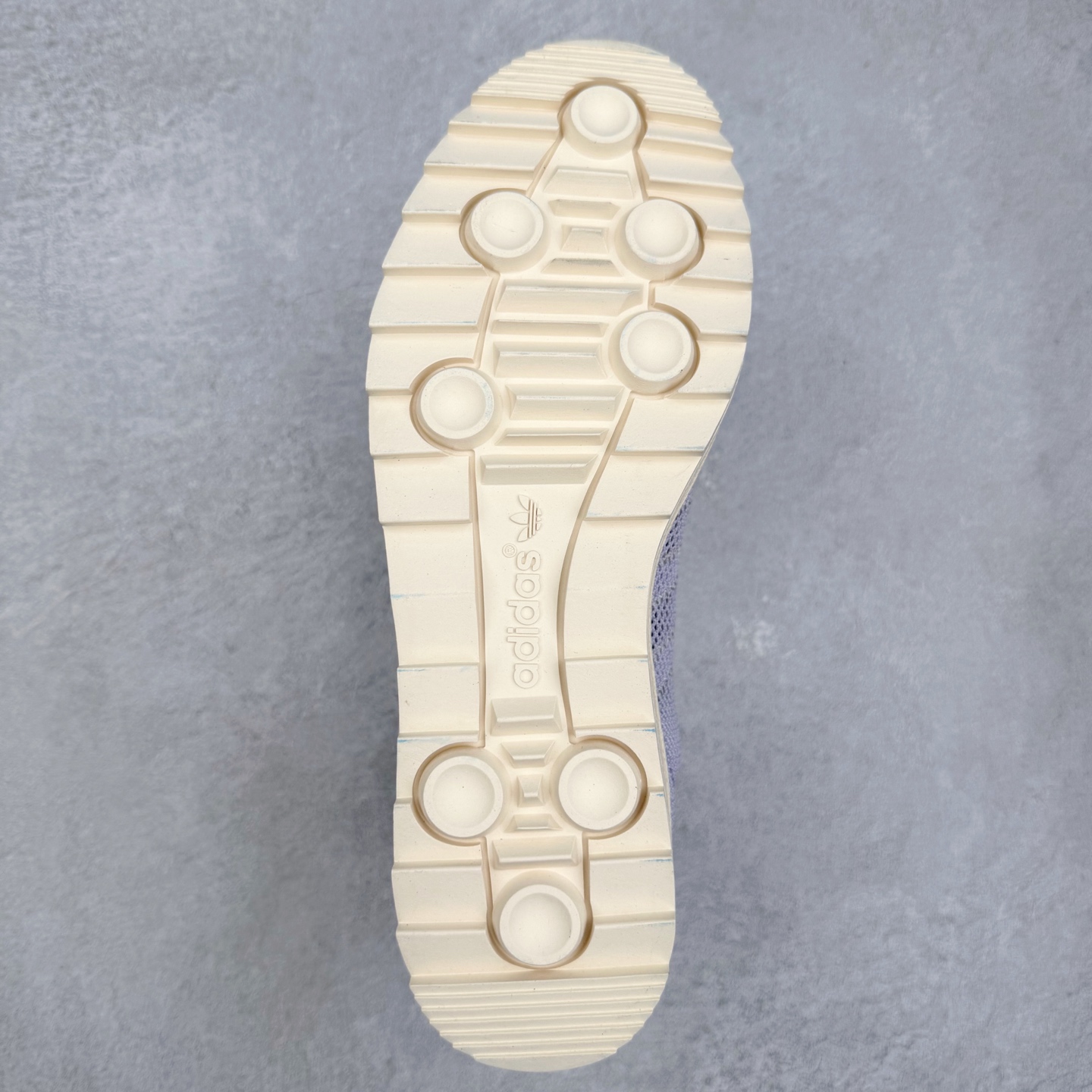 图片[9]-NBHD/NEIGHBORHOOD x CLOT x Adidas Originals Superstar PNS 贝壳头联名 锯齿底系列低帮百搭休闲运动板鞋 JS0891 AD Originals与陈冠希正式宣布成为全球合作伙伴，共同打造 Originals by Edison Chen系列。这一重要联合将开启重新定义创新精神和塑造文化传承的新时代。全球生活方式品牌CLOT迎来了成立20周年，陈冠希作为创始人兼创意总监，年轻时从温哥华移居香港，这段经历让他感受到了东西方文化的碰撞，拥有丰富的视角使他对东西方多元化有了更加深入的认识，并为创立CLOT打下了坚实的基础。对于此次合作，陈冠希凭借着他的思维视野和创意能力，结合adidas丰富的档案和历史，推出了一系列独家合作款式。CLOT 2024年春夏系列时装秀以“承前启后”为主题展开，寓意着品牌致力于培养新秀，延续以国际视野呈现中华文化，并将其创作带到全球的承诺。为进一步加强创意理念，CLOT创始人兼创意总监陈冠希特别邀请了著名时装设计师Humberto Leon，共同设计了本季度系列。该系列围绕三种截然不同的风格进行探索，包括正式、富有生活感和街头风格的服饰，呈现出既可以分别探索又能将三者融合的系列。其中还包括了adidas与陈冠希携手NEIGHBORHOOD共同推出的NEIGHBORHOOD CLOT SUPERSTAR BY EDISON CHEN三方联名鞋款，经过重新设计的标志性SUPERSTAR运动鞋以齿状鞋底和仿旧处理的半贝壳头结合形成独特的轮廓，鞋面网布下有反光装饰的三条纹细节，后跟部分同样点缀着带有反光装饰效果的“凝结集团”标志。adidas Originals by Edison Chen系列旨在体现品牌与陈冠希对创新精神的共同愿景。尺码：36 36⅔ 37⅓ 38 38⅔ 39⅓ 40 40⅔ 41⅓ 42 42⅔ 43⅓ 44 44⅔ 45-选品中心