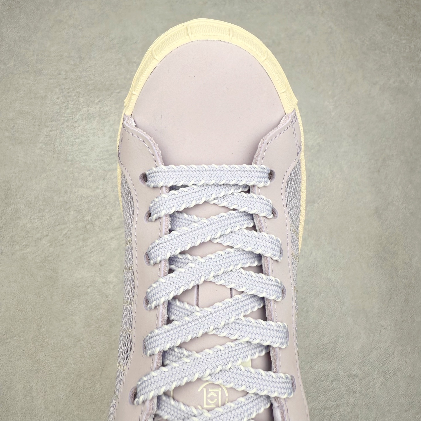 图片[4]-NBHD/NEIGHBORHOOD x CLOT x Adidas Originals Superstar PNS 贝壳头联名 锯齿底系列低帮百搭休闲运动板鞋 JS0891 AD Originals与陈冠希正式宣布成为全球合作伙伴，共同打造 Originals by Edison Chen系列。这一重要联合将开启重新定义创新精神和塑造文化传承的新时代。全球生活方式品牌CLOT迎来了成立20周年，陈冠希作为创始人兼创意总监，年轻时从温哥华移居香港，这段经历让他感受到了东西方文化的碰撞，拥有丰富的视角使他对东西方多元化有了更加深入的认识，并为创立CLOT打下了坚实的基础。对于此次合作，陈冠希凭借着他的思维视野和创意能力，结合adidas丰富的档案和历史，推出了一系列独家合作款式。CLOT 2024年春夏系列时装秀以“承前启后”为主题展开，寓意着品牌致力于培养新秀，延续以国际视野呈现中华文化，并将其创作带到全球的承诺。为进一步加强创意理念，CLOT创始人兼创意总监陈冠希特别邀请了著名时装设计师Humberto Leon，共同设计了本季度系列。该系列围绕三种截然不同的风格进行探索，包括正式、富有生活感和街头风格的服饰，呈现出既可以分别探索又能将三者融合的系列。其中还包括了adidas与陈冠希携手NEIGHBORHOOD共同推出的NEIGHBORHOOD CLOT SUPERSTAR BY EDISON CHEN三方联名鞋款，经过重新设计的标志性SUPERSTAR运动鞋以齿状鞋底和仿旧处理的半贝壳头结合形成独特的轮廓，鞋面网布下有反光装饰的三条纹细节，后跟部分同样点缀着带有反光装饰效果的“凝结集团”标志。adidas Originals by Edison Chen系列旨在体现品牌与陈冠希对创新精神的共同愿景。尺码：36 36⅔ 37⅓ 38 38⅔ 39⅓ 40 40⅔ 41⅓ 42 42⅔ 43⅓ 44 44⅔ 45-选品中心