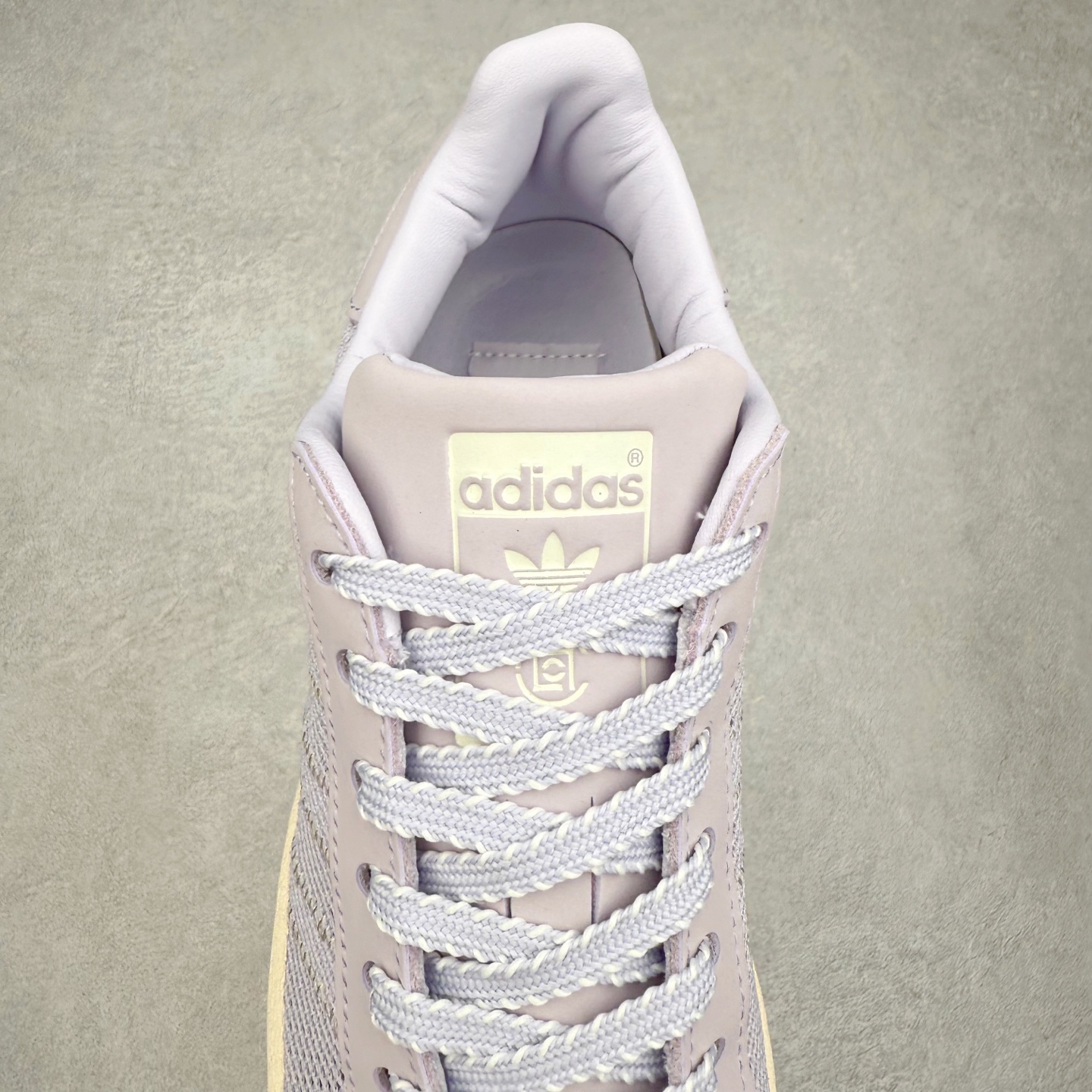 图片[5]-NBHD/NEIGHBORHOOD x CLOT x Adidas Originals Superstar PNS 贝壳头联名 锯齿底系列低帮百搭休闲运动板鞋 JS0891 AD Originals与陈冠希正式宣布成为全球合作伙伴，共同打造 Originals by Edison Chen系列。这一重要联合将开启重新定义创新精神和塑造文化传承的新时代。全球生活方式品牌CLOT迎来了成立20周年，陈冠希作为创始人兼创意总监，年轻时从温哥华移居香港，这段经历让他感受到了东西方文化的碰撞，拥有丰富的视角使他对东西方多元化有了更加深入的认识，并为创立CLOT打下了坚实的基础。对于此次合作，陈冠希凭借着他的思维视野和创意能力，结合adidas丰富的档案和历史，推出了一系列独家合作款式。CLOT 2024年春夏系列时装秀以“承前启后”为主题展开，寓意着品牌致力于培养新秀，延续以国际视野呈现中华文化，并将其创作带到全球的承诺。为进一步加强创意理念，CLOT创始人兼创意总监陈冠希特别邀请了著名时装设计师Humberto Leon，共同设计了本季度系列。该系列围绕三种截然不同的风格进行探索，包括正式、富有生活感和街头风格的服饰，呈现出既可以分别探索又能将三者融合的系列。其中还包括了adidas与陈冠希携手NEIGHBORHOOD共同推出的NEIGHBORHOOD CLOT SUPERSTAR BY EDISON CHEN三方联名鞋款，经过重新设计的标志性SUPERSTAR运动鞋以齿状鞋底和仿旧处理的半贝壳头结合形成独特的轮廓，鞋面网布下有反光装饰的三条纹细节，后跟部分同样点缀着带有反光装饰效果的“凝结集团”标志。adidas Originals by Edison Chen系列旨在体现品牌与陈冠希对创新精神的共同愿景。尺码：36 36⅔ 37⅓ 38 38⅔ 39⅓ 40 40⅔ 41⅓ 42 42⅔ 43⅓ 44 44⅔ 45-选品中心