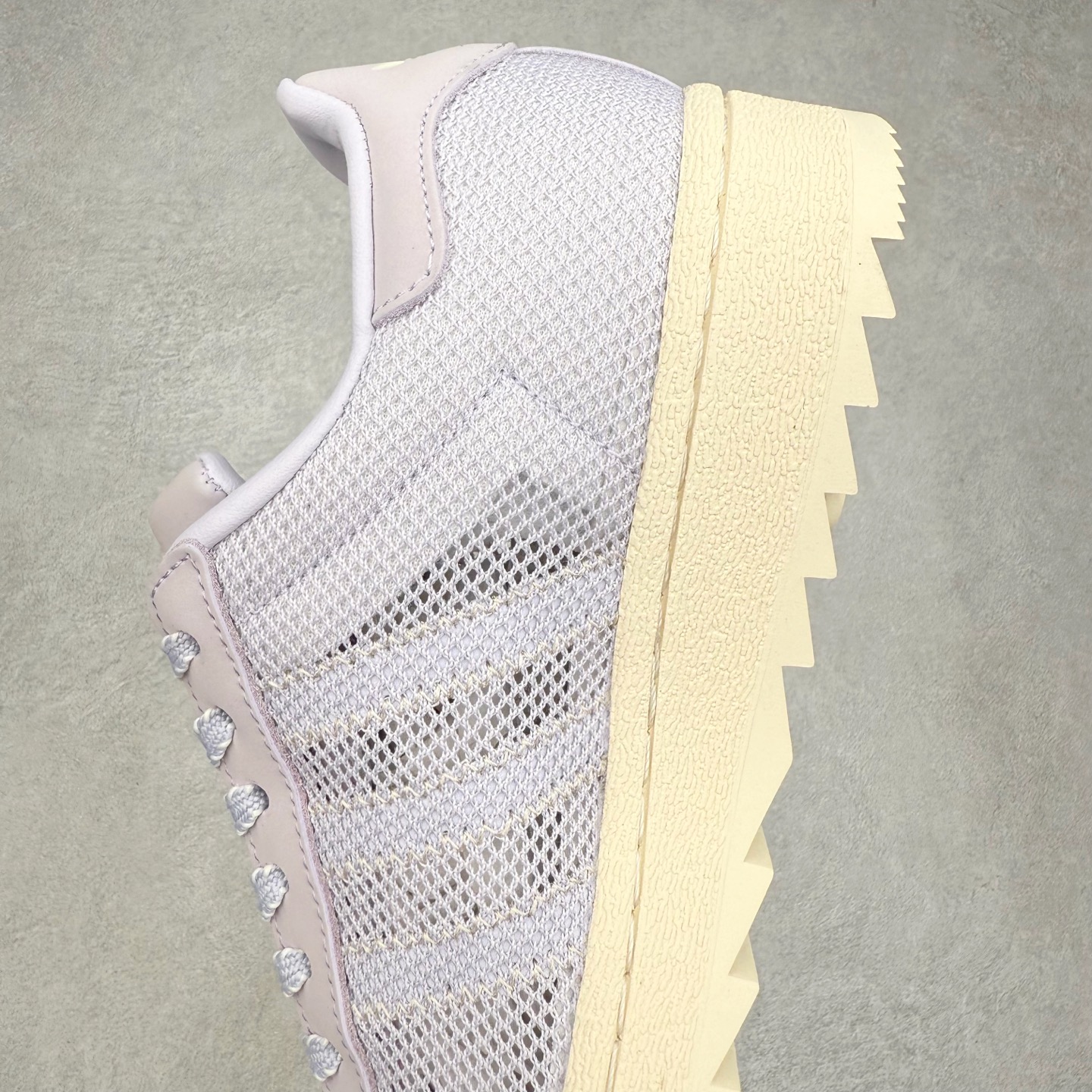 图片[7]-NBHD/NEIGHBORHOOD x CLOT x Adidas Originals Superstar PNS 贝壳头联名 锯齿底系列低帮百搭休闲运动板鞋 JS0891 AD Originals与陈冠希正式宣布成为全球合作伙伴，共同打造 Originals by Edison Chen系列。这一重要联合将开启重新定义创新精神和塑造文化传承的新时代。全球生活方式品牌CLOT迎来了成立20周年，陈冠希作为创始人兼创意总监，年轻时从温哥华移居香港，这段经历让他感受到了东西方文化的碰撞，拥有丰富的视角使他对东西方多元化有了更加深入的认识，并为创立CLOT打下了坚实的基础。对于此次合作，陈冠希凭借着他的思维视野和创意能力，结合adidas丰富的档案和历史，推出了一系列独家合作款式。CLOT 2024年春夏系列时装秀以“承前启后”为主题展开，寓意着品牌致力于培养新秀，延续以国际视野呈现中华文化，并将其创作带到全球的承诺。为进一步加强创意理念，CLOT创始人兼创意总监陈冠希特别邀请了著名时装设计师Humberto Leon，共同设计了本季度系列。该系列围绕三种截然不同的风格进行探索，包括正式、富有生活感和街头风格的服饰，呈现出既可以分别探索又能将三者融合的系列。其中还包括了adidas与陈冠希携手NEIGHBORHOOD共同推出的NEIGHBORHOOD CLOT SUPERSTAR BY EDISON CHEN三方联名鞋款，经过重新设计的标志性SUPERSTAR运动鞋以齿状鞋底和仿旧处理的半贝壳头结合形成独特的轮廓，鞋面网布下有反光装饰的三条纹细节，后跟部分同样点缀着带有反光装饰效果的“凝结集团”标志。adidas Originals by Edison Chen系列旨在体现品牌与陈冠希对创新精神的共同愿景。尺码：36 36⅔ 37⅓ 38 38⅔ 39⅓ 40 40⅔ 41⅓ 42 42⅔ 43⅓ 44 44⅔ 45-选品中心