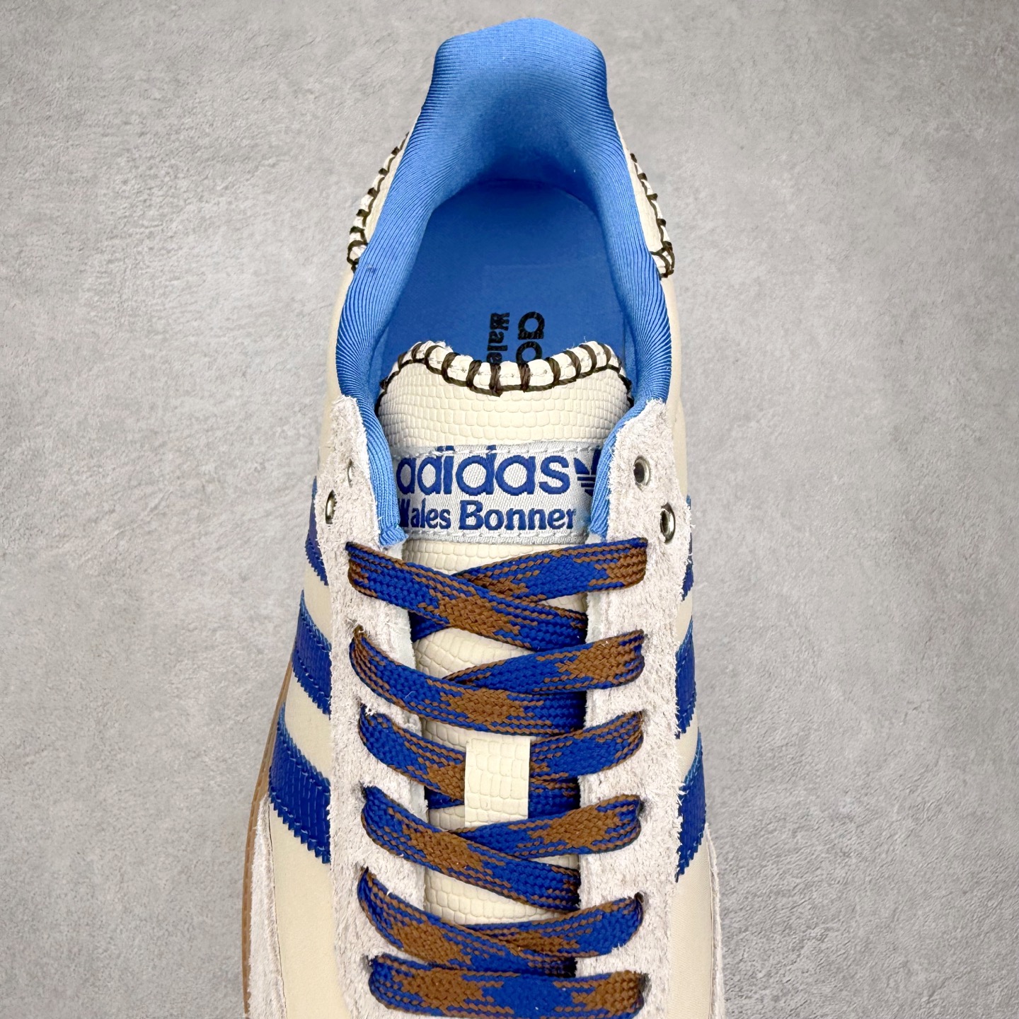 图片[5]-AD Original Samba OG 复古经典轻便板鞋 IH7756 口碑大厂出品 品控大底版型不断改良更新 全套原纸板楦头开发 确保原汁原味 完美呈现桑巴版型 一比一鞋头弧度高度鞋身弧度 此版本只针对中端市场 皮料材质有所更替 其他数据细节工艺流程均保持一致 绝不口嗨 细节品控鞋型随意对比 正确烫金高频细节 原装纳米超迁皮料 独家私模橡胶大底 原盒原配 这款桑巴鞋展示了高质量的工艺 带有装饰的超锁缝制和无缝的手感 柔软、柔软的皮革造型和标志性的3条纹完成了精致的外观 正规合身鞋带 鞋面上有绒面鞋垫 橡胶鞋底 享受正畸套筒软感 自50年代首次亮相以来就一直在赢得粉丝的青睐 尺码：35.5 36 36.5 37.5 38 38.5 39 40 40.5 41 42 42.5 43 44 44.5 45-选品中心