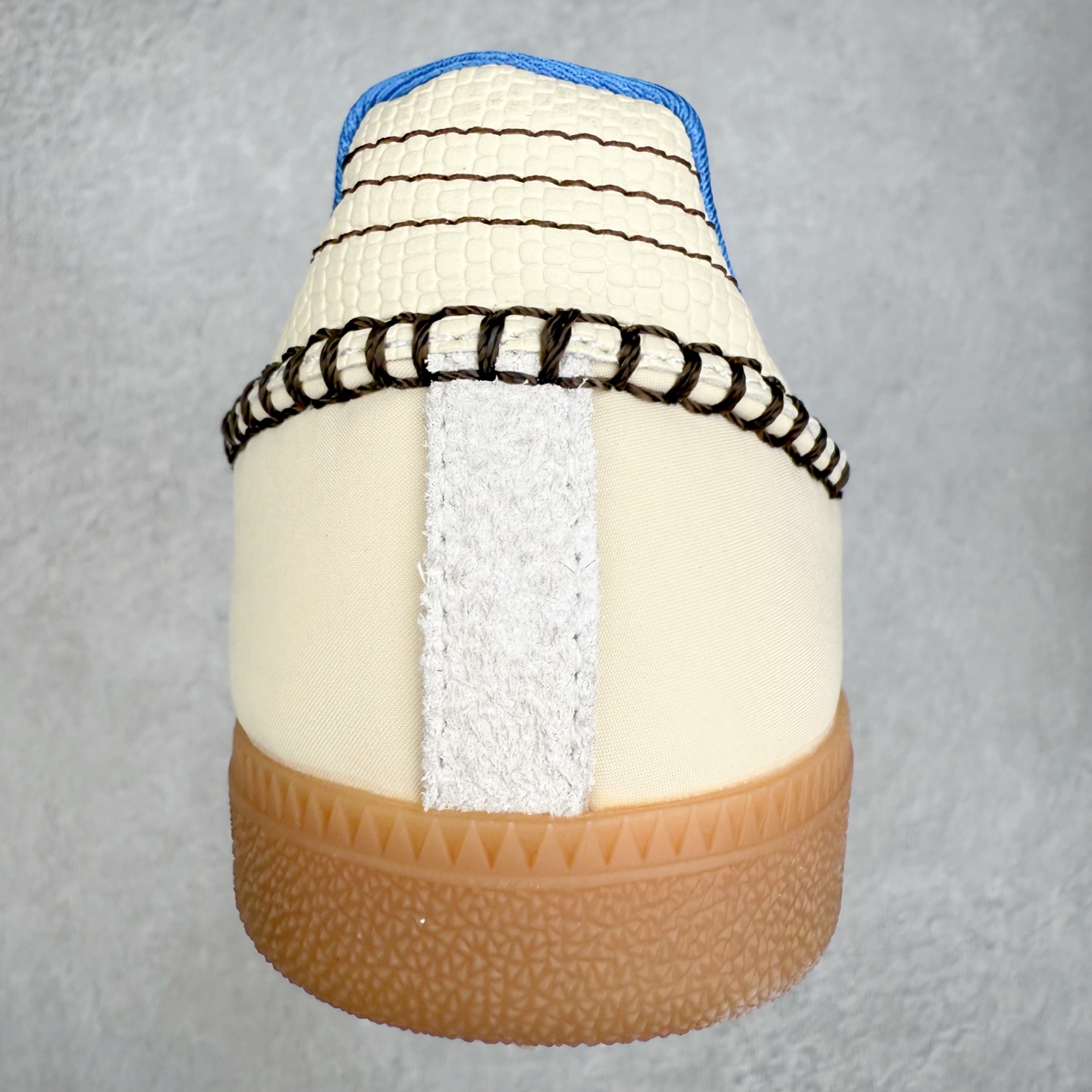 图片[8]-AD Original Samba OG 复古经典轻便板鞋 IH7756 口碑大厂出品 品控大底版型不断改良更新 全套原纸板楦头开发 确保原汁原味 完美呈现桑巴版型 一比一鞋头弧度高度鞋身弧度 此版本只针对中端市场 皮料材质有所更替 其他数据细节工艺流程均保持一致 绝不口嗨 细节品控鞋型随意对比 正确烫金高频细节 原装纳米超迁皮料 独家私模橡胶大底 原盒原配 这款桑巴鞋展示了高质量的工艺 带有装饰的超锁缝制和无缝的手感 柔软、柔软的皮革造型和标志性的3条纹完成了精致的外观 正规合身鞋带 鞋面上有绒面鞋垫 橡胶鞋底 享受正畸套筒软感 自50年代首次亮相以来就一直在赢得粉丝的青睐 尺码：35.5 36 36.5 37.5 38 38.5 39 40 40.5 41 42 42.5 43 44 44.5 45-选品中心