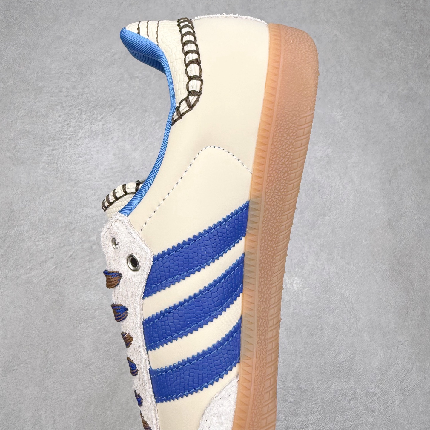 图片[7]-AD Original Samba OG 复古经典轻便板鞋 IH7756 口碑大厂出品 品控大底版型不断改良更新 全套原纸板楦头开发 确保原汁原味 完美呈现桑巴版型 一比一鞋头弧度高度鞋身弧度 此版本只针对中端市场 皮料材质有所更替 其他数据细节工艺流程均保持一致 绝不口嗨 细节品控鞋型随意对比 正确烫金高频细节 原装纳米超迁皮料 独家私模橡胶大底 原盒原配 这款桑巴鞋展示了高质量的工艺 带有装饰的超锁缝制和无缝的手感 柔软、柔软的皮革造型和标志性的3条纹完成了精致的外观 正规合身鞋带 鞋面上有绒面鞋垫 橡胶鞋底 享受正畸套筒软感 自50年代首次亮相以来就一直在赢得粉丝的青睐 尺码：35.5 36 36.5 37.5 38 38.5 39 40 40.5 41 42 42.5 43 44 44.5 45-选品中心