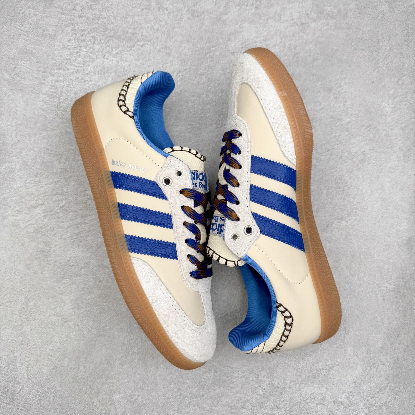 图片[3]-AD Original Samba OG 复古经典轻便板鞋 IH7756 口碑大厂出品 品控大底版型不断改良更新 全套原纸板楦头开发 确保原汁原味 完美呈现桑巴版型 一比一鞋头弧度高度鞋身弧度 此版本只针对中端市场 皮料材质有所更替 其他数据细节工艺流程均保持一致 绝不口嗨 细节品控鞋型随意对比 正确烫金高频细节 原装纳米超迁皮料 独家私模橡胶大底 原盒原配 这款桑巴鞋展示了高质量的工艺 带有装饰的超锁缝制和无缝的手感 柔软、柔软的皮革造型和标志性的3条纹完成了精致的外观 正规合身鞋带 鞋面上有绒面鞋垫 橡胶鞋底 享受正畸套筒软感 自50年代首次亮相以来就一直在赢得粉丝的青睐 尺码：35.5 36 36.5 37.5 38 38.5 39 40 40.5 41 42 42.5 43 44 44.5 45-选品中心