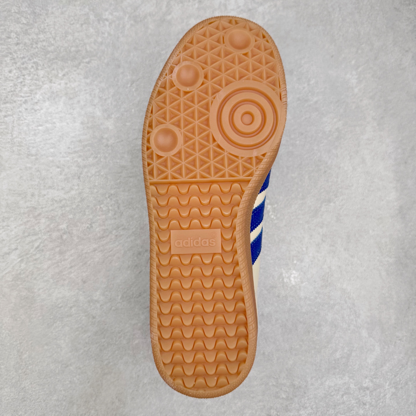 图片[9]-AD Original Samba OG 复古经典轻便板鞋 IH7756 口碑大厂出品 品控大底版型不断改良更新 全套原纸板楦头开发 确保原汁原味 完美呈现桑巴版型 一比一鞋头弧度高度鞋身弧度 此版本只针对中端市场 皮料材质有所更替 其他数据细节工艺流程均保持一致 绝不口嗨 细节品控鞋型随意对比 正确烫金高频细节 原装纳米超迁皮料 独家私模橡胶大底 原盒原配 这款桑巴鞋展示了高质量的工艺 带有装饰的超锁缝制和无缝的手感 柔软、柔软的皮革造型和标志性的3条纹完成了精致的外观 正规合身鞋带 鞋面上有绒面鞋垫 橡胶鞋底 享受正畸套筒软感 自50年代首次亮相以来就一直在赢得粉丝的青睐 尺码：35.5 36 36.5 37.5 38 38.5 39 40 40.5 41 42 42.5 43 44 44.5 45-选品中心