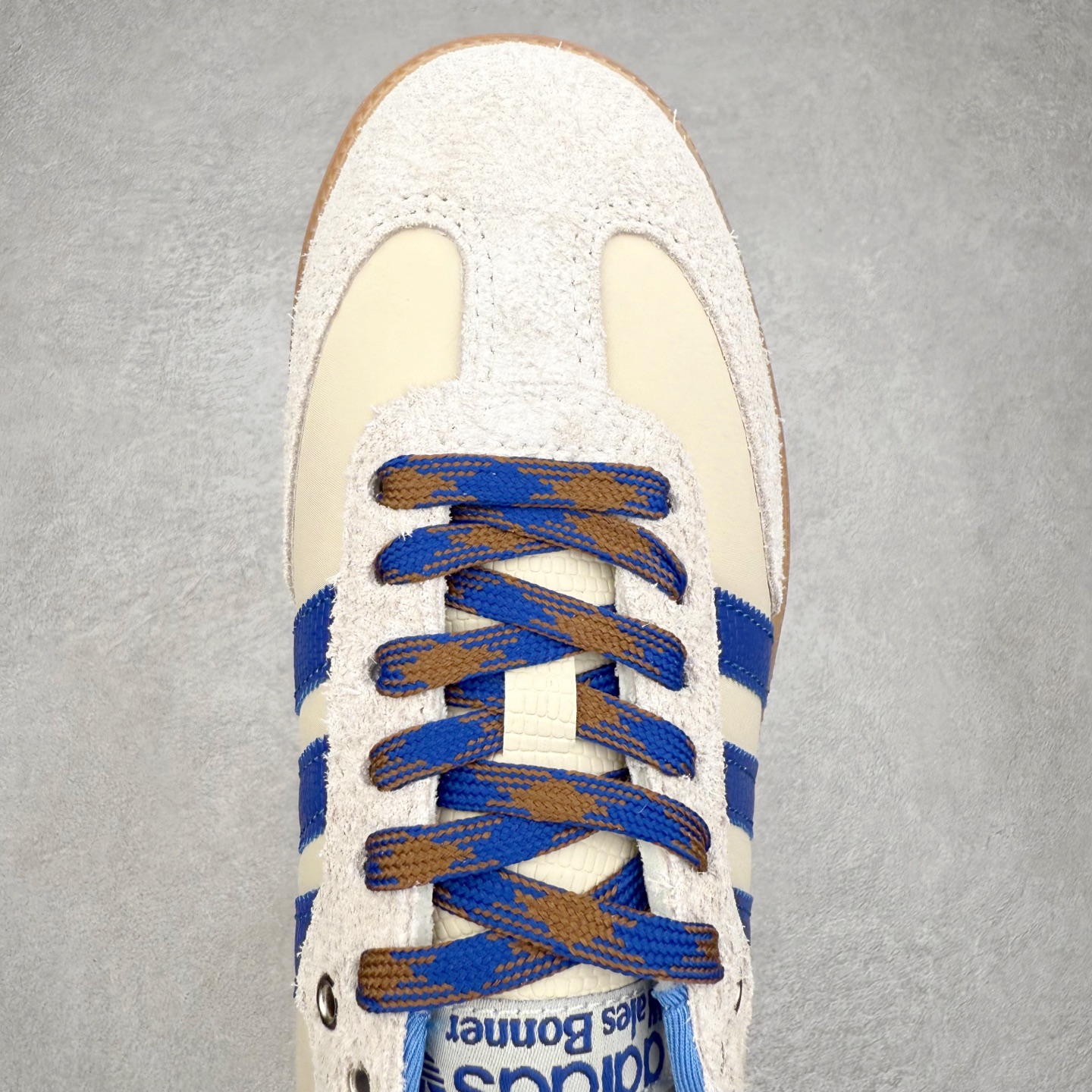 图片[4]-AD Original Samba OG 复古经典轻便板鞋 IH7756 口碑大厂出品 品控大底版型不断改良更新 全套原纸板楦头开发 确保原汁原味 完美呈现桑巴版型 一比一鞋头弧度高度鞋身弧度 此版本只针对中端市场 皮料材质有所更替 其他数据细节工艺流程均保持一致 绝不口嗨 细节品控鞋型随意对比 正确烫金高频细节 原装纳米超迁皮料 独家私模橡胶大底 原盒原配 这款桑巴鞋展示了高质量的工艺 带有装饰的超锁缝制和无缝的手感 柔软、柔软的皮革造型和标志性的3条纹完成了精致的外观 正规合身鞋带 鞋面上有绒面鞋垫 橡胶鞋底 享受正畸套筒软感 自50年代首次亮相以来就一直在赢得粉丝的青睐 尺码：35.5 36 36.5 37.5 38 38.5 39 40 40.5 41 42 42.5 43 44 44.5 45-选品中心