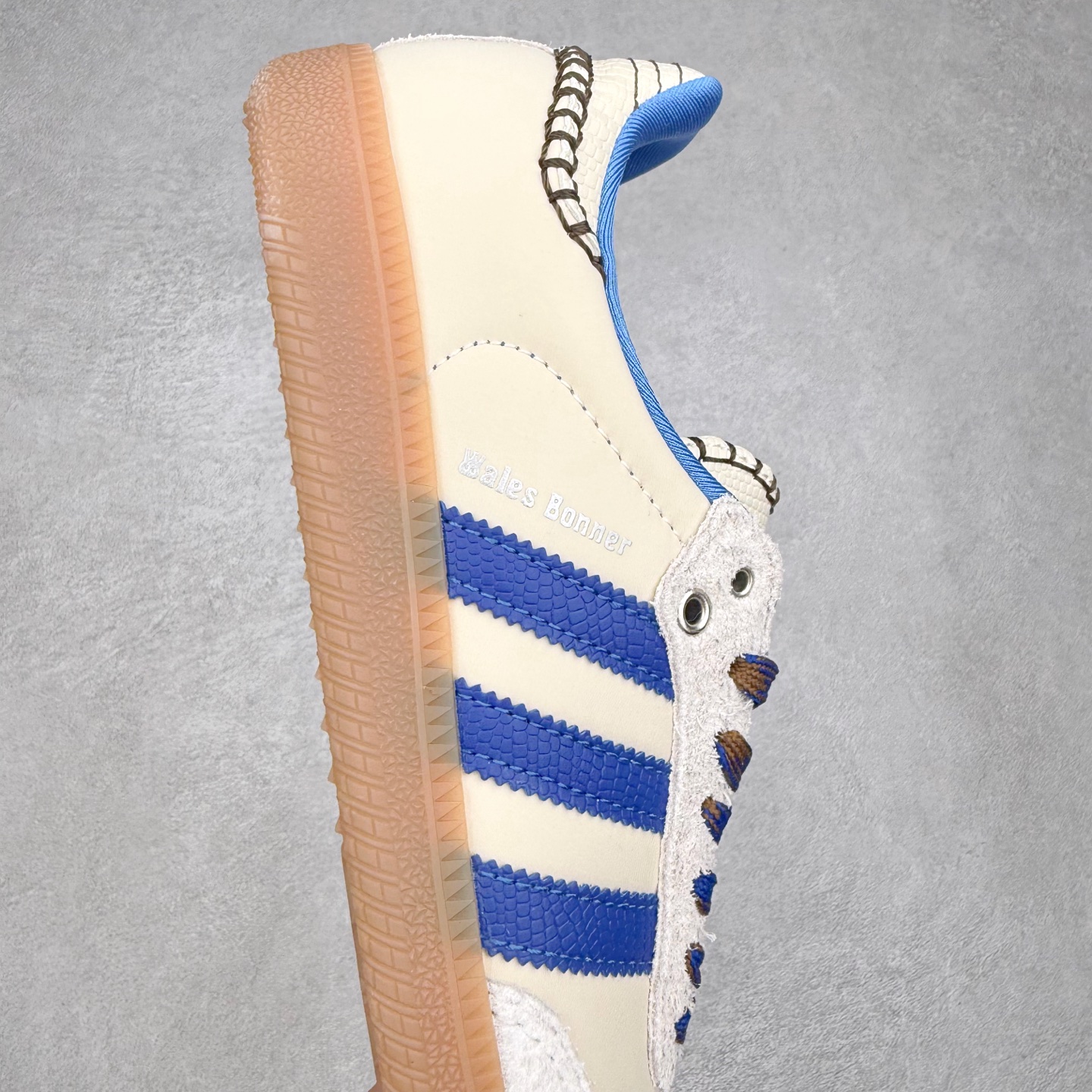 图片[6]-AD Original Samba OG 复古经典轻便板鞋 IH7756 口碑大厂出品 品控大底版型不断改良更新 全套原纸板楦头开发 确保原汁原味 完美呈现桑巴版型 一比一鞋头弧度高度鞋身弧度 此版本只针对中端市场 皮料材质有所更替 其他数据细节工艺流程均保持一致 绝不口嗨 细节品控鞋型随意对比 正确烫金高频细节 原装纳米超迁皮料 独家私模橡胶大底 原盒原配 这款桑巴鞋展示了高质量的工艺 带有装饰的超锁缝制和无缝的手感 柔软、柔软的皮革造型和标志性的3条纹完成了精致的外观 正规合身鞋带 鞋面上有绒面鞋垫 橡胶鞋底 享受正畸套筒软感 自50年代首次亮相以来就一直在赢得粉丝的青睐 尺码：35.5 36 36.5 37.5 38 38.5 39 40 40.5 41 42 42.5 43 44 44.5 45-选品中心