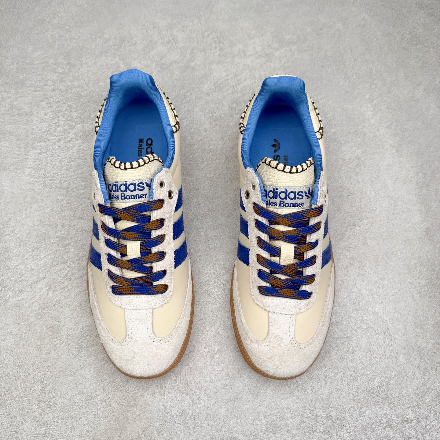 图片[2]-AD Original Samba OG 复古经典轻便板鞋 IH7756 口碑大厂出品 品控大底版型不断改良更新 全套原纸板楦头开发 确保原汁原味 完美呈现桑巴版型 一比一鞋头弧度高度鞋身弧度 此版本只针对中端市场 皮料材质有所更替 其他数据细节工艺流程均保持一致 绝不口嗨 细节品控鞋型随意对比 正确烫金高频细节 原装纳米超迁皮料 独家私模橡胶大底 原盒原配 这款桑巴鞋展示了高质量的工艺 带有装饰的超锁缝制和无缝的手感 柔软、柔软的皮革造型和标志性的3条纹完成了精致的外观 正规合身鞋带 鞋面上有绒面鞋垫 橡胶鞋底 享受正畸套筒软感 自50年代首次亮相以来就一直在赢得粉丝的青睐 尺码：35.5 36 36.5 37.5 38 38.5 39 40 40.5 41 42 42.5 43 44 44.5 45-选品中心