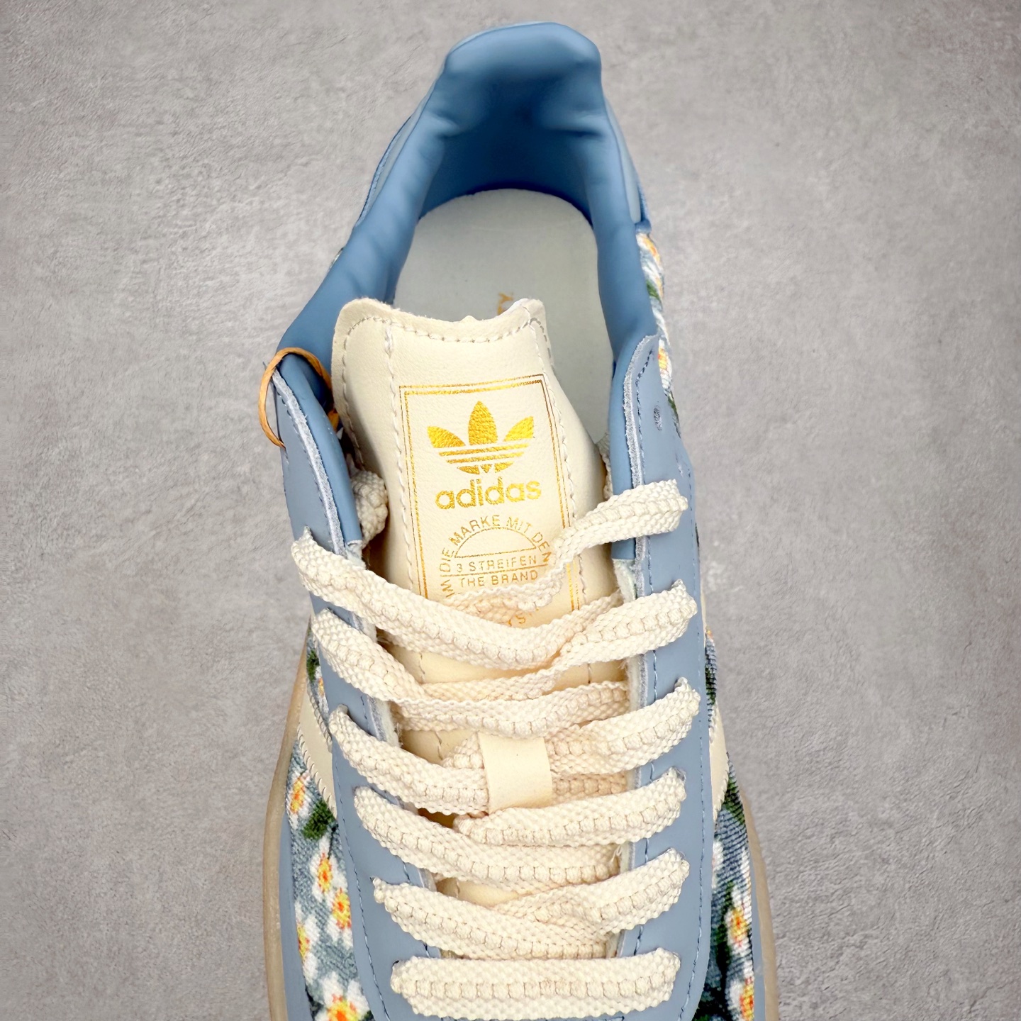 图片[5]-AD Samba XLG 桑巴舞加大厚底版系列德训风百搭松糕休闲运动板鞋生胶底 JQ6046 自Originals Samba成功借势Blokecore风潮一跃成为街头巷尾的焦点鞋款后,不论是围绕Samba本身打造的各式「变种版本」,还是以Samba为蓝本打造联名鞋款,都成为了时尚潮流人士日常穿搭首选。Samba XLG是adidas Originals不断扩展XLG系列的一部分,旨在与年轻文化相契合,迎合那些希望通过个性时尚表达自我而不愿牺牲舒适度的年轻群体。街头时尚领域的Gen Z特别偏爱宽松的穿着风格。Samba XLG针对这一点做了创新。它在延续Samba OG经典设计的基础上,迎合年轻群体的穿着习惯,重塑为宽大的鞋身比例轮廓以及加厚中底,让消费者轻松展示自己独特的风格。全新的Samba XLG系列不仅迎合了当下年轻群体的穿搭习惯,加宽了鞋身比例以及将中底进一步增厚,在视觉比例上更加饱满,同时还保留了经典Samba的细节,这样一来,鞋迷朋友在穿搭上不仅能更加个性化,而且还能延续一定的复古感受。尺码：36 36⅔ 37⅓ 38 38⅔ 39⅓ 40 40⅔ 41⅓ 42 42⅔ 43⅓ 44 45-选品中心