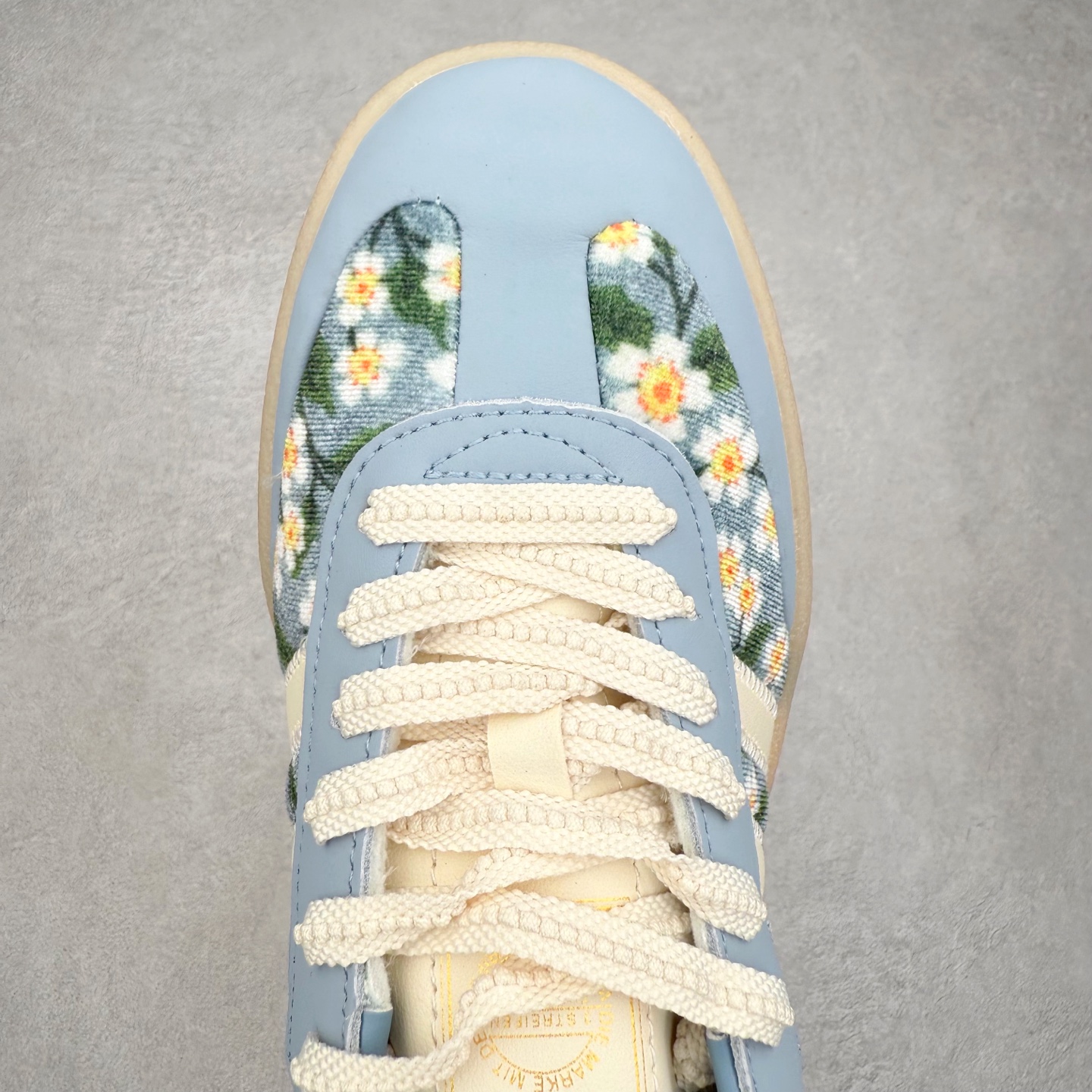 图片[4]-AD Samba XLG 桑巴舞加大厚底版系列德训风百搭松糕休闲运动板鞋生胶底 JQ6046 自Originals Samba成功借势Blokecore风潮一跃成为街头巷尾的焦点鞋款后,不论是围绕Samba本身打造的各式「变种版本」,还是以Samba为蓝本打造联名鞋款,都成为了时尚潮流人士日常穿搭首选。Samba XLG是adidas Originals不断扩展XLG系列的一部分,旨在与年轻文化相契合,迎合那些希望通过个性时尚表达自我而不愿牺牲舒适度的年轻群体。街头时尚领域的Gen Z特别偏爱宽松的穿着风格。Samba XLG针对这一点做了创新。它在延续Samba OG经典设计的基础上,迎合年轻群体的穿着习惯,重塑为宽大的鞋身比例轮廓以及加厚中底,让消费者轻松展示自己独特的风格。全新的Samba XLG系列不仅迎合了当下年轻群体的穿搭习惯,加宽了鞋身比例以及将中底进一步增厚,在视觉比例上更加饱满,同时还保留了经典Samba的细节,这样一来,鞋迷朋友在穿搭上不仅能更加个性化,而且还能延续一定的复古感受。尺码：36 36⅔ 37⅓ 38 38⅔ 39⅓ 40 40⅔ 41⅓ 42 42⅔ 43⅓ 44 45-选品中心