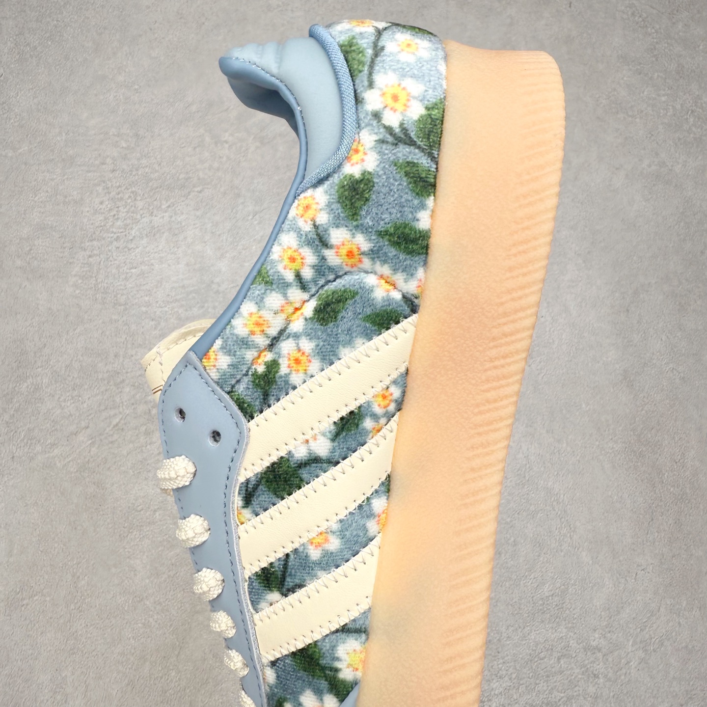 图片[7]-AD Samba XLG 桑巴舞加大厚底版系列德训风百搭松糕休闲运动板鞋生胶底 JQ6046 自Originals Samba成功借势Blokecore风潮一跃成为街头巷尾的焦点鞋款后,不论是围绕Samba本身打造的各式「变种版本」,还是以Samba为蓝本打造联名鞋款,都成为了时尚潮流人士日常穿搭首选。Samba XLG是adidas Originals不断扩展XLG系列的一部分,旨在与年轻文化相契合,迎合那些希望通过个性时尚表达自我而不愿牺牲舒适度的年轻群体。街头时尚领域的Gen Z特别偏爱宽松的穿着风格。Samba XLG针对这一点做了创新。它在延续Samba OG经典设计的基础上,迎合年轻群体的穿着习惯,重塑为宽大的鞋身比例轮廓以及加厚中底,让消费者轻松展示自己独特的风格。全新的Samba XLG系列不仅迎合了当下年轻群体的穿搭习惯,加宽了鞋身比例以及将中底进一步增厚,在视觉比例上更加饱满,同时还保留了经典Samba的细节,这样一来,鞋迷朋友在穿搭上不仅能更加个性化,而且还能延续一定的复古感受。尺码：36 36⅔ 37⅓ 38 38⅔ 39⅓ 40 40⅔ 41⅓ 42 42⅔ 43⅓ 44 45-选品中心