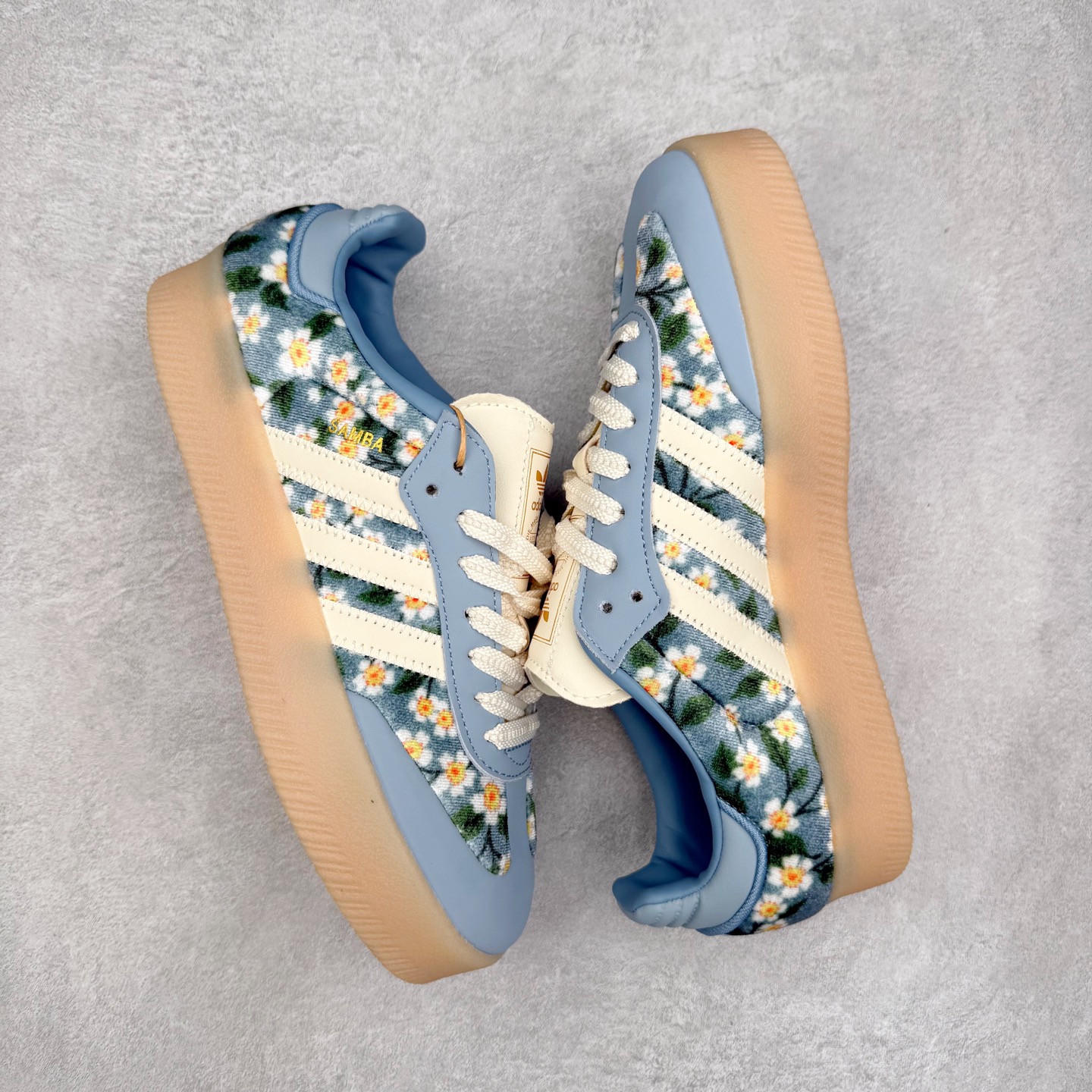 图片[3]-AD Samba XLG 桑巴舞加大厚底版系列德训风百搭松糕休闲运动板鞋生胶底 JQ6046 自Originals Samba成功借势Blokecore风潮一跃成为街头巷尾的焦点鞋款后,不论是围绕Samba本身打造的各式「变种版本」,还是以Samba为蓝本打造联名鞋款,都成为了时尚潮流人士日常穿搭首选。Samba XLG是adidas Originals不断扩展XLG系列的一部分,旨在与年轻文化相契合,迎合那些希望通过个性时尚表达自我而不愿牺牲舒适度的年轻群体。街头时尚领域的Gen Z特别偏爱宽松的穿着风格。Samba XLG针对这一点做了创新。它在延续Samba OG经典设计的基础上,迎合年轻群体的穿着习惯,重塑为宽大的鞋身比例轮廓以及加厚中底,让消费者轻松展示自己独特的风格。全新的Samba XLG系列不仅迎合了当下年轻群体的穿搭习惯,加宽了鞋身比例以及将中底进一步增厚,在视觉比例上更加饱满,同时还保留了经典Samba的细节,这样一来,鞋迷朋友在穿搭上不仅能更加个性化,而且还能延续一定的复古感受。尺码：36 36⅔ 37⅓ 38 38⅔ 39⅓ 40 40⅔ 41⅓ 42 42⅔ 43⅓ 44 45-选品中心