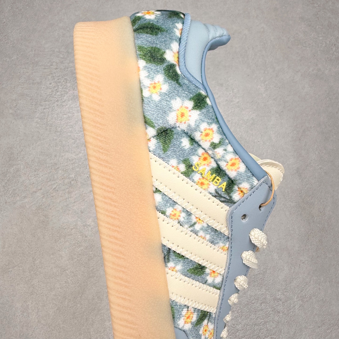 图片[6]-AD Samba XLG 桑巴舞加大厚底版系列德训风百搭松糕休闲运动板鞋生胶底 JQ6046 自Originals Samba成功借势Blokecore风潮一跃成为街头巷尾的焦点鞋款后,不论是围绕Samba本身打造的各式「变种版本」,还是以Samba为蓝本打造联名鞋款,都成为了时尚潮流人士日常穿搭首选。Samba XLG是adidas Originals不断扩展XLG系列的一部分,旨在与年轻文化相契合,迎合那些希望通过个性时尚表达自我而不愿牺牲舒适度的年轻群体。街头时尚领域的Gen Z特别偏爱宽松的穿着风格。Samba XLG针对这一点做了创新。它在延续Samba OG经典设计的基础上,迎合年轻群体的穿着习惯,重塑为宽大的鞋身比例轮廓以及加厚中底,让消费者轻松展示自己独特的风格。全新的Samba XLG系列不仅迎合了当下年轻群体的穿搭习惯,加宽了鞋身比例以及将中底进一步增厚,在视觉比例上更加饱满,同时还保留了经典Samba的细节,这样一来,鞋迷朋友在穿搭上不仅能更加个性化,而且还能延续一定的复古感受。尺码：36 36⅔ 37⅓ 38 38⅔ 39⅓ 40 40⅔ 41⅓ 42 42⅔ 43⅓ 44 45-选品中心