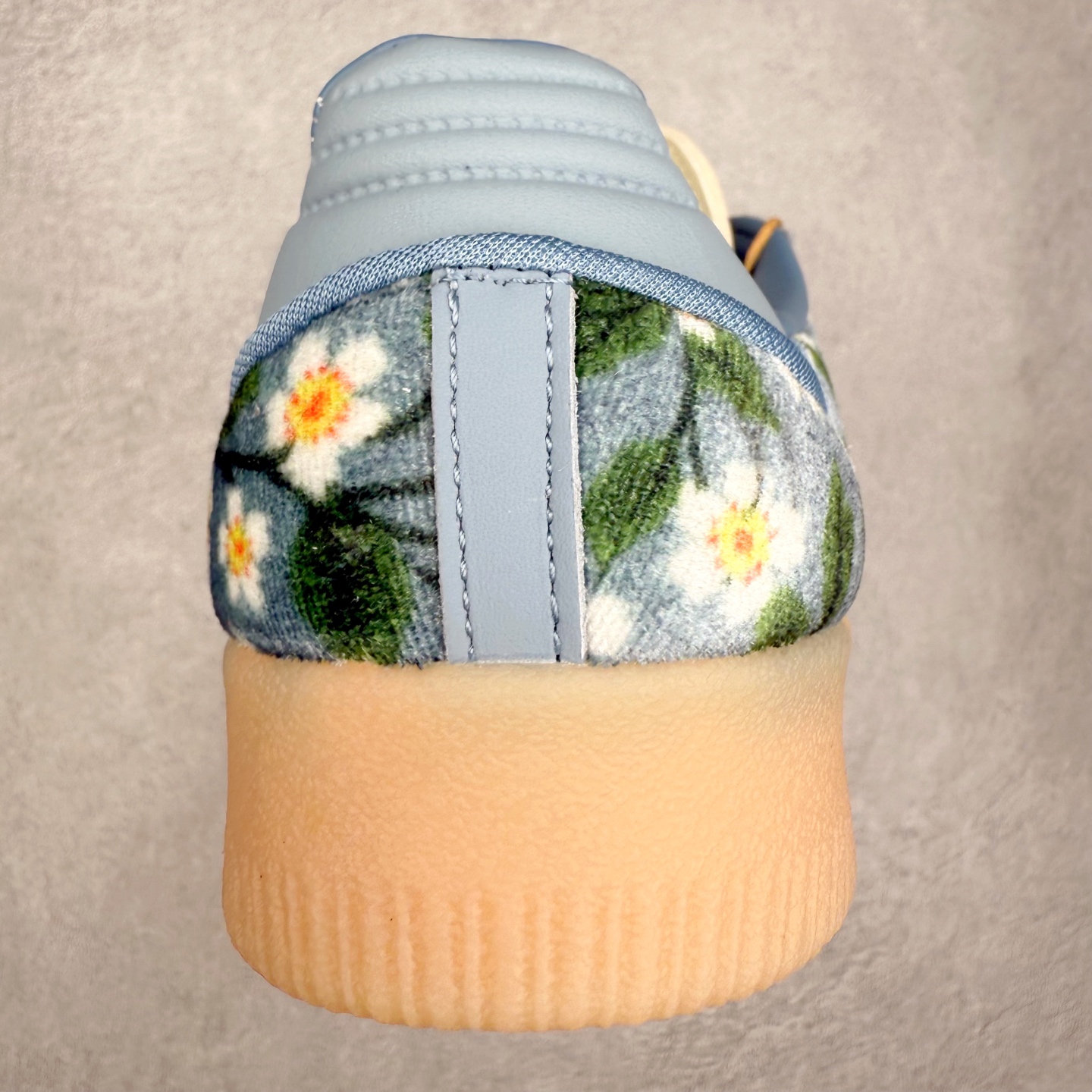 图片[8]-AD Samba XLG 桑巴舞加大厚底版系列德训风百搭松糕休闲运动板鞋生胶底 JQ6046 自Originals Samba成功借势Blokecore风潮一跃成为街头巷尾的焦点鞋款后,不论是围绕Samba本身打造的各式「变种版本」,还是以Samba为蓝本打造联名鞋款,都成为了时尚潮流人士日常穿搭首选。Samba XLG是adidas Originals不断扩展XLG系列的一部分,旨在与年轻文化相契合,迎合那些希望通过个性时尚表达自我而不愿牺牲舒适度的年轻群体。街头时尚领域的Gen Z特别偏爱宽松的穿着风格。Samba XLG针对这一点做了创新。它在延续Samba OG经典设计的基础上,迎合年轻群体的穿着习惯,重塑为宽大的鞋身比例轮廓以及加厚中底,让消费者轻松展示自己独特的风格。全新的Samba XLG系列不仅迎合了当下年轻群体的穿搭习惯,加宽了鞋身比例以及将中底进一步增厚,在视觉比例上更加饱满,同时还保留了经典Samba的细节,这样一来,鞋迷朋友在穿搭上不仅能更加个性化,而且还能延续一定的复古感受。尺码：36 36⅔ 37⅓ 38 38⅔ 39⅓ 40 40⅔ 41⅓ 42 42⅔ 43⅓ 44 45-选品中心