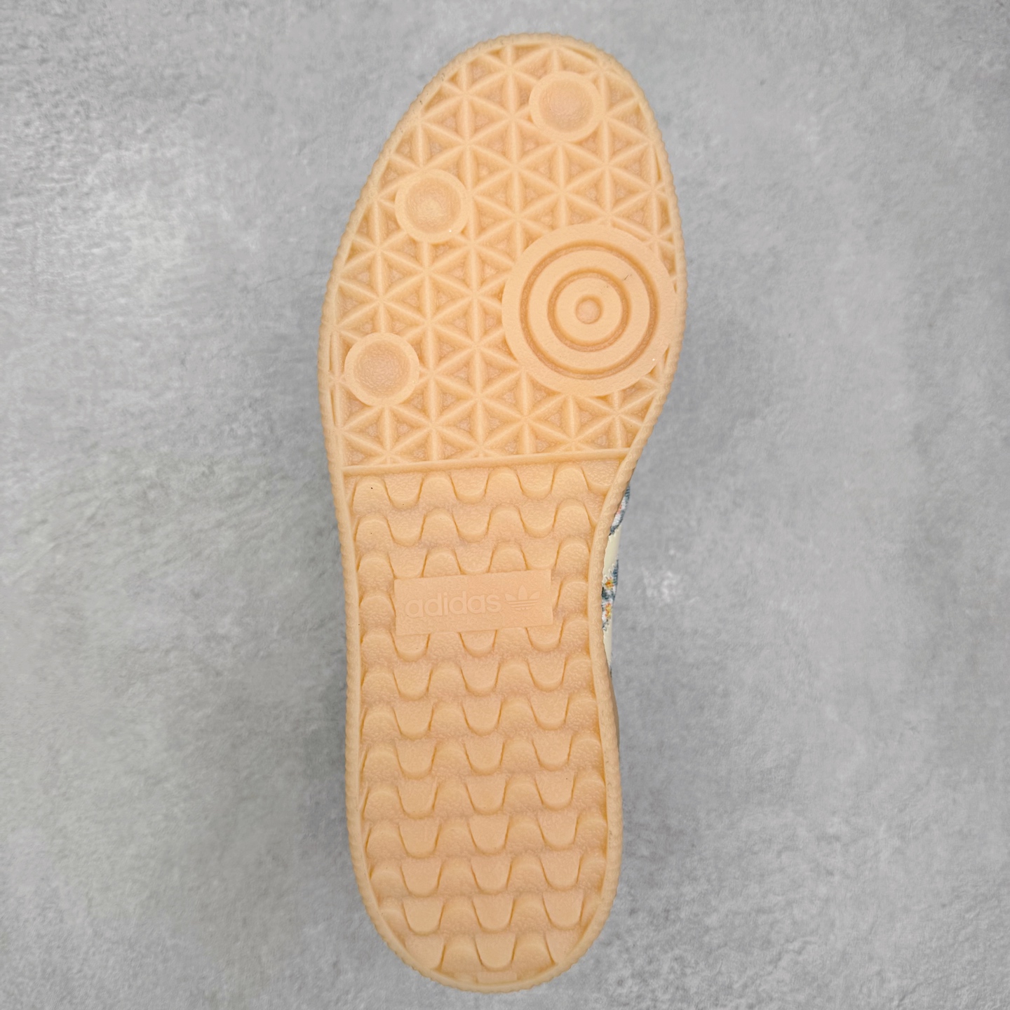 图片[9]-AD Samba XLG 桑巴舞加大厚底版系列德训风百搭松糕休闲运动板鞋生胶底 JQ6046 自Originals Samba成功借势Blokecore风潮一跃成为街头巷尾的焦点鞋款后,不论是围绕Samba本身打造的各式「变种版本」,还是以Samba为蓝本打造联名鞋款,都成为了时尚潮流人士日常穿搭首选。Samba XLG是adidas Originals不断扩展XLG系列的一部分,旨在与年轻文化相契合,迎合那些希望通过个性时尚表达自我而不愿牺牲舒适度的年轻群体。街头时尚领域的Gen Z特别偏爱宽松的穿着风格。Samba XLG针对这一点做了创新。它在延续Samba OG经典设计的基础上,迎合年轻群体的穿着习惯,重塑为宽大的鞋身比例轮廓以及加厚中底,让消费者轻松展示自己独特的风格。全新的Samba XLG系列不仅迎合了当下年轻群体的穿搭习惯,加宽了鞋身比例以及将中底进一步增厚,在视觉比例上更加饱满,同时还保留了经典Samba的细节,这样一来,鞋迷朋友在穿搭上不仅能更加个性化,而且还能延续一定的复古感受。尺码：36 36⅔ 37⅓ 38 38⅔ 39⅓ 40 40⅔ 41⅓ 42 42⅔ 43⅓ 44 45-选品中心