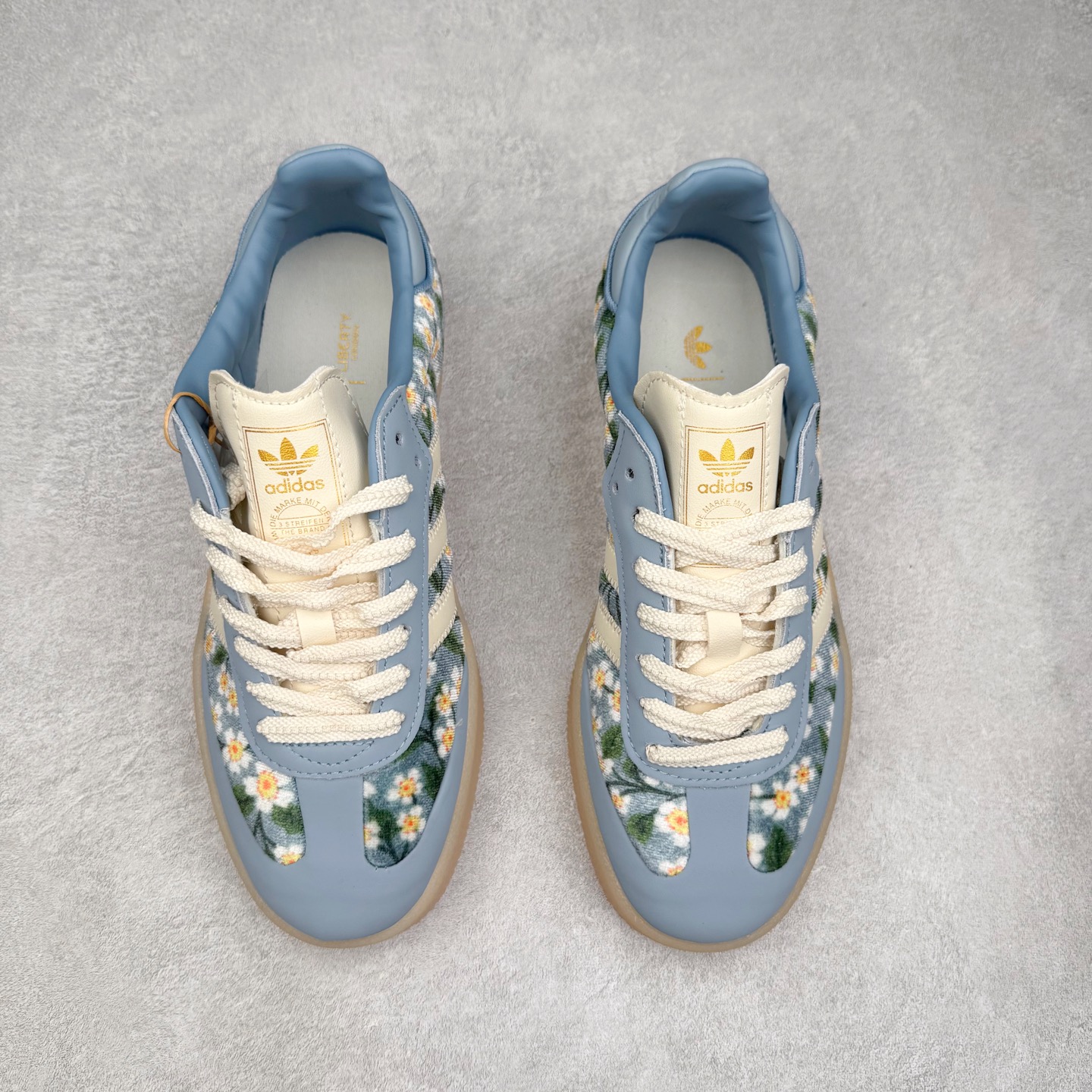 图片[2]-AD Samba XLG 桑巴舞加大厚底版系列德训风百搭松糕休闲运动板鞋生胶底 JQ6046 自Originals Samba成功借势Blokecore风潮一跃成为街头巷尾的焦点鞋款后,不论是围绕Samba本身打造的各式「变种版本」,还是以Samba为蓝本打造联名鞋款,都成为了时尚潮流人士日常穿搭首选。Samba XLG是adidas Originals不断扩展XLG系列的一部分,旨在与年轻文化相契合,迎合那些希望通过个性时尚表达自我而不愿牺牲舒适度的年轻群体。街头时尚领域的Gen Z特别偏爱宽松的穿着风格。Samba XLG针对这一点做了创新。它在延续Samba OG经典设计的基础上,迎合年轻群体的穿着习惯,重塑为宽大的鞋身比例轮廓以及加厚中底,让消费者轻松展示自己独特的风格。全新的Samba XLG系列不仅迎合了当下年轻群体的穿搭习惯,加宽了鞋身比例以及将中底进一步增厚,在视觉比例上更加饱满,同时还保留了经典Samba的细节,这样一来,鞋迷朋友在穿搭上不仅能更加个性化,而且还能延续一定的复古感受。尺码：36 36⅔ 37⅓ 38 38⅔ 39⅓ 40 40⅔ 41⅓ 42 42⅔ 43⅓ 44 45-选品中心