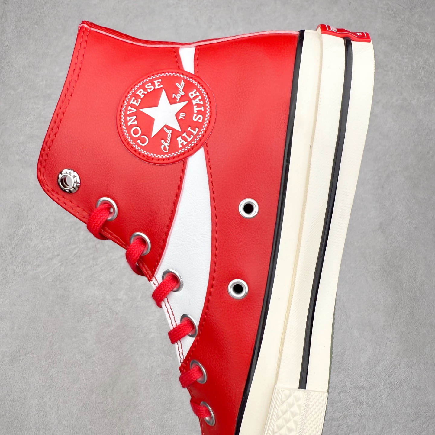 图片[7]-Coca-Cola x Converse Chuck 1970 可口可乐联名 复古皮质高帮休闲鞋 匡威Converse再次携手可口可乐Coca-Cola推出联名系列，将可乐元素融入标志性设计。采用优质的红色皮革鞋面，搭配清爽白色条纹，再现可乐罐经典外观，复古鞋标个性碰撞，赋予经典全新魅力。 货号：17888C 尺码：35 36 36.5 37 37.5 38 39 39.5 40 41 41.5 42 42.5 43 44-选品中心