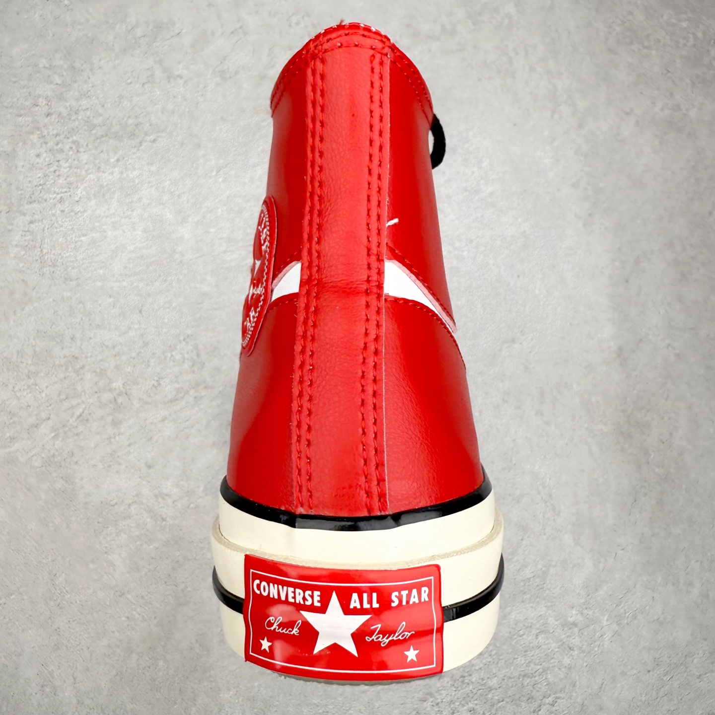 图片[8]-Coca-Cola x Converse Chuck 1970 可口可乐联名 复古皮质高帮休闲鞋 匡威Converse再次携手可口可乐Coca-Cola推出联名系列，将可乐元素融入标志性设计。采用优质的红色皮革鞋面，搭配清爽白色条纹，再现可乐罐经典外观，复古鞋标个性碰撞，赋予经典全新魅力。 货号：17888C 尺码：35 36 36.5 37 37.5 38 39 39.5 40 41 41.5 42 42.5 43 44-选品中心