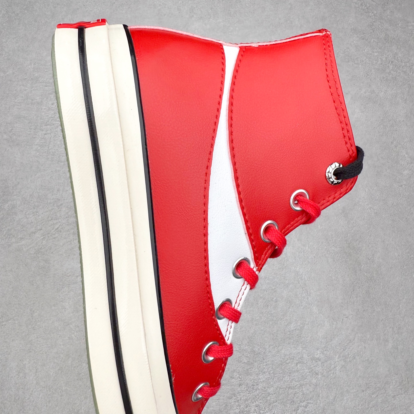 图片[6]-Coca-Cola x Converse Chuck 1970 可口可乐联名 复古皮质高帮休闲鞋 匡威Converse再次携手可口可乐Coca-Cola推出联名系列，将可乐元素融入标志性设计。采用优质的红色皮革鞋面，搭配清爽白色条纹，再现可乐罐经典外观，复古鞋标个性碰撞，赋予经典全新魅力。 货号：17888C 尺码：35 36 36.5 37 37.5 38 39 39.5 40 41 41.5 42 42.5 43 44-选品中心